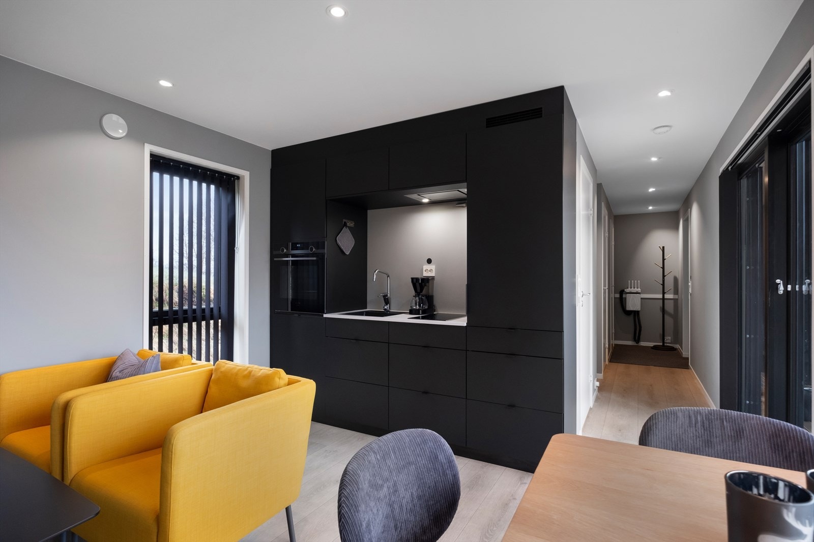 Åpen stue/kjøkken løsning med integrerte hvitevarer Galleribilde