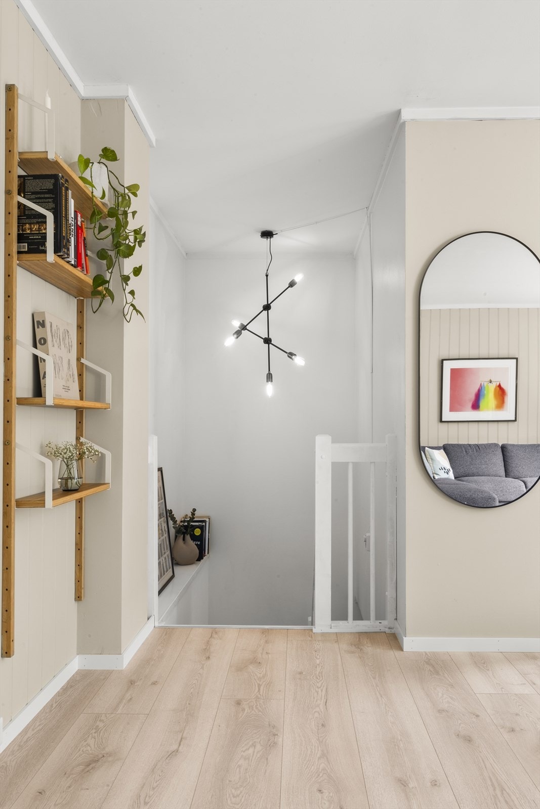 Lys og innbydende trappeoppgang Galleribilde