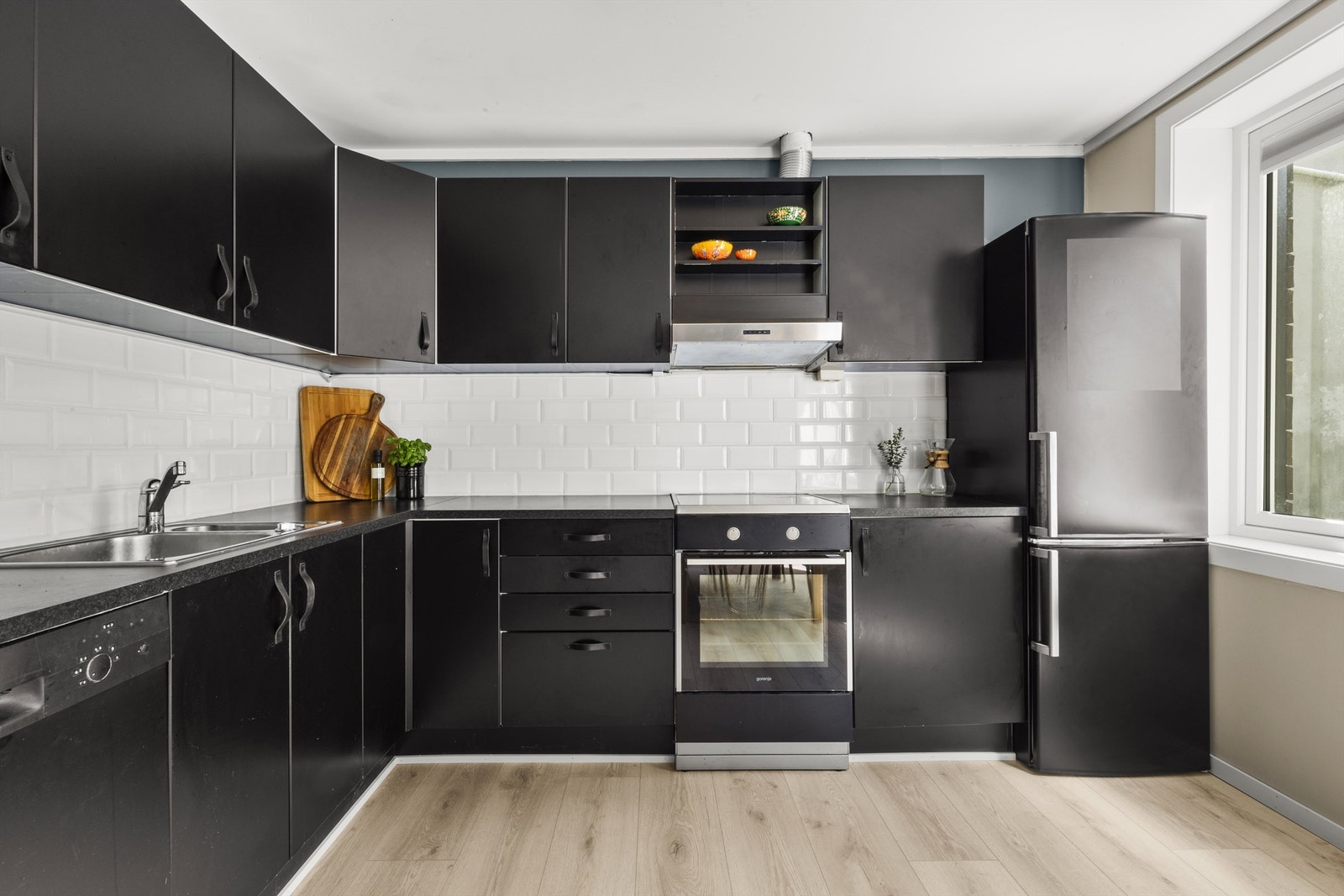 Kjøkken med folierte fronter, god skapplass og godt med benkeplass Galleribilde