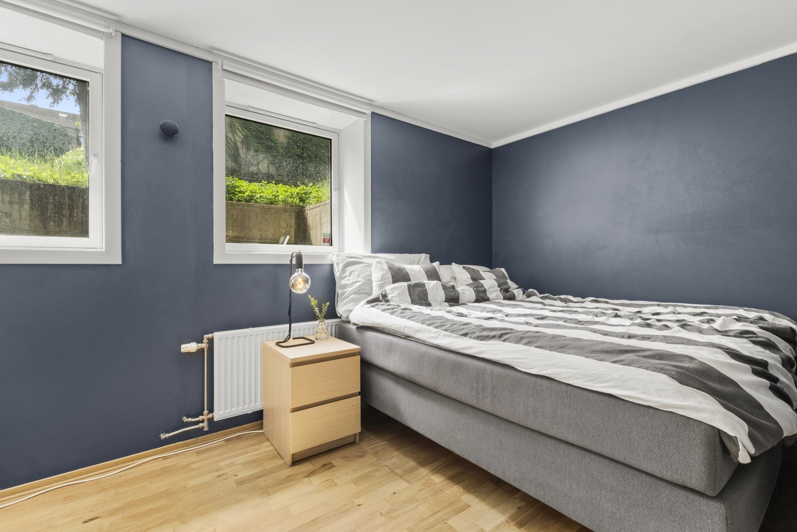 Stort soverom med god plass til garderobe og dobbeltseng Galleribilde