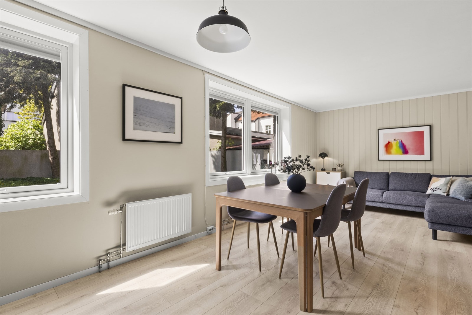 Leiligheten byr på åpen kjøkken/ stue og spisestue løsning som gir en sosial og god romfølelse Galleribilde