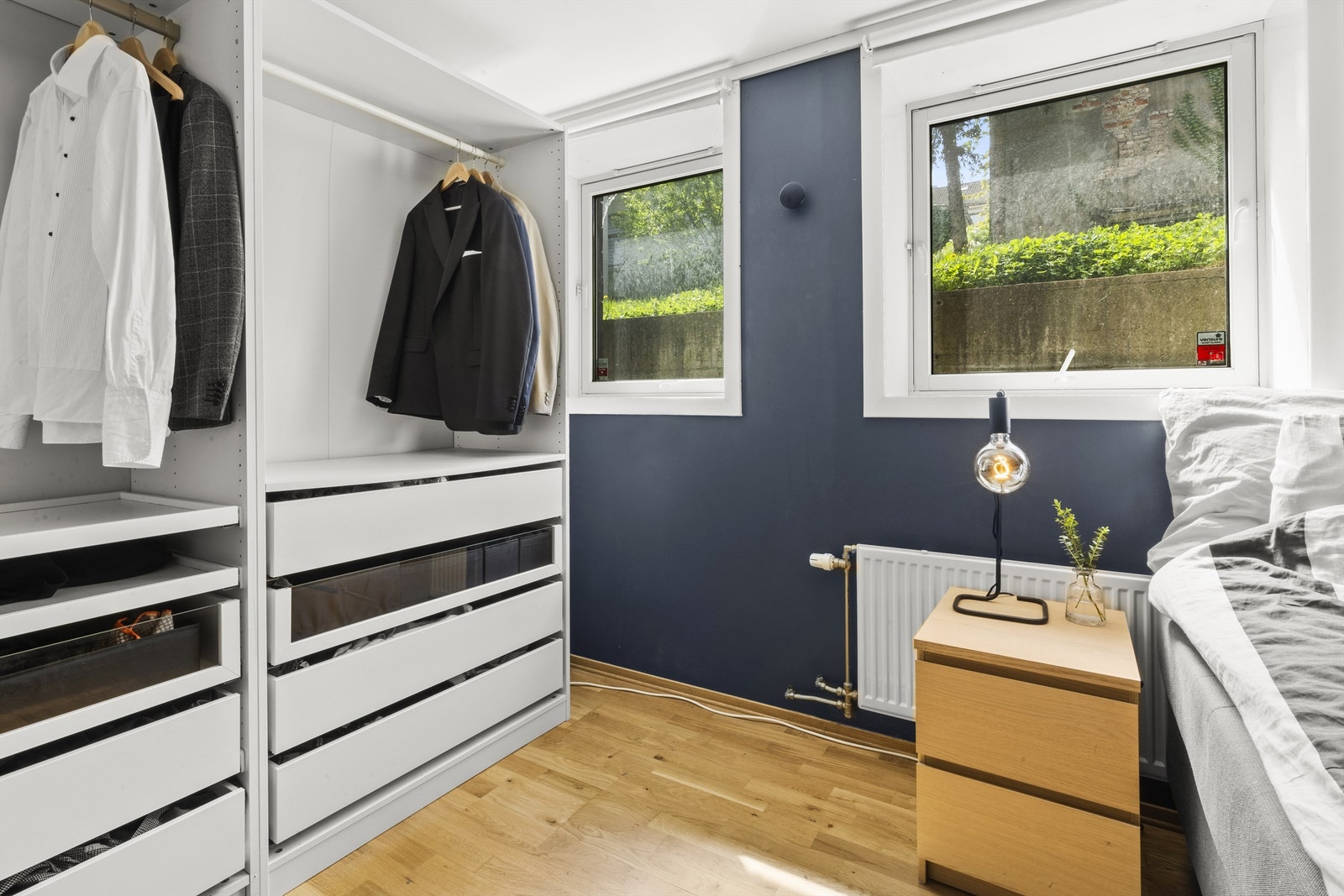 Romslig soverom med god plass til garderobeløsning Galleribilde