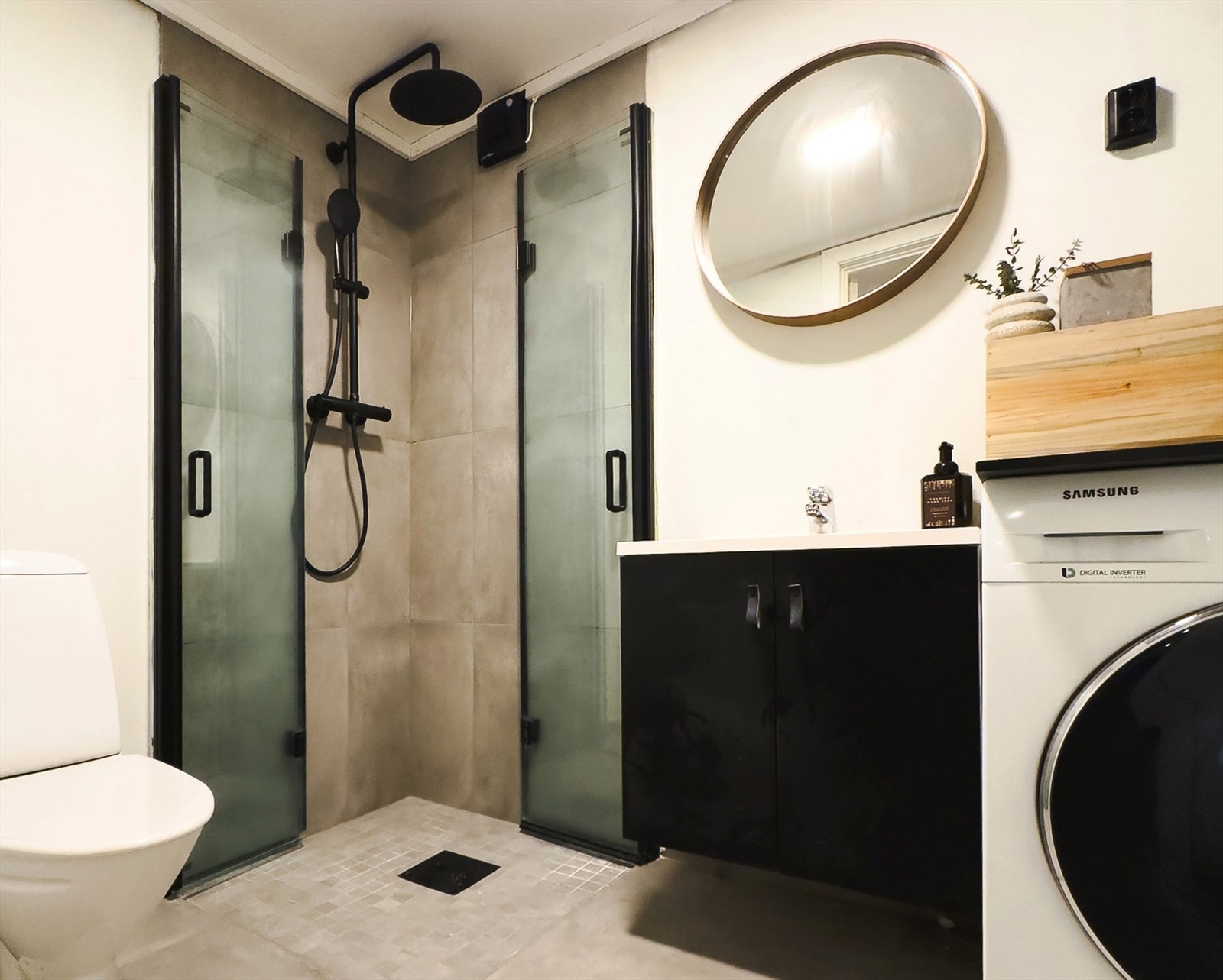 Nylig oppusset bad (2025). Ny membran og fliser. Nye mansjetter med nedsenket dusjsone og ny sealstrip Galleribilde