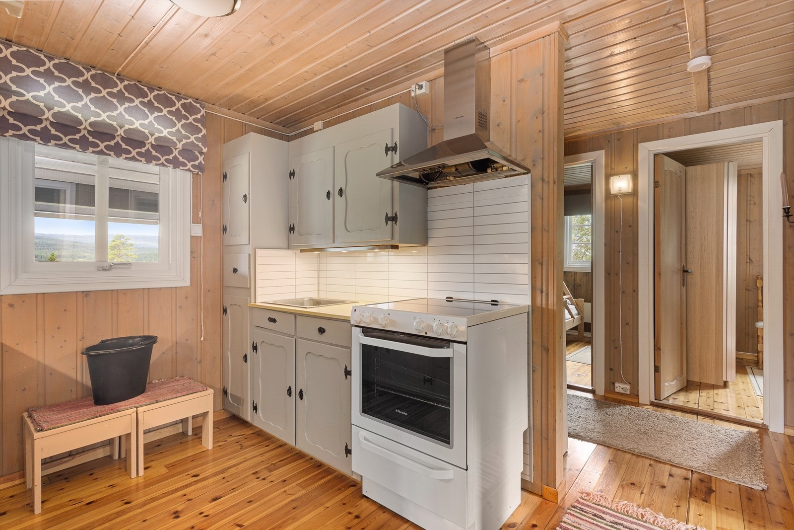 Hytta har privat vannforsyning via borehull med uttak til yttervegg. Galleribilde