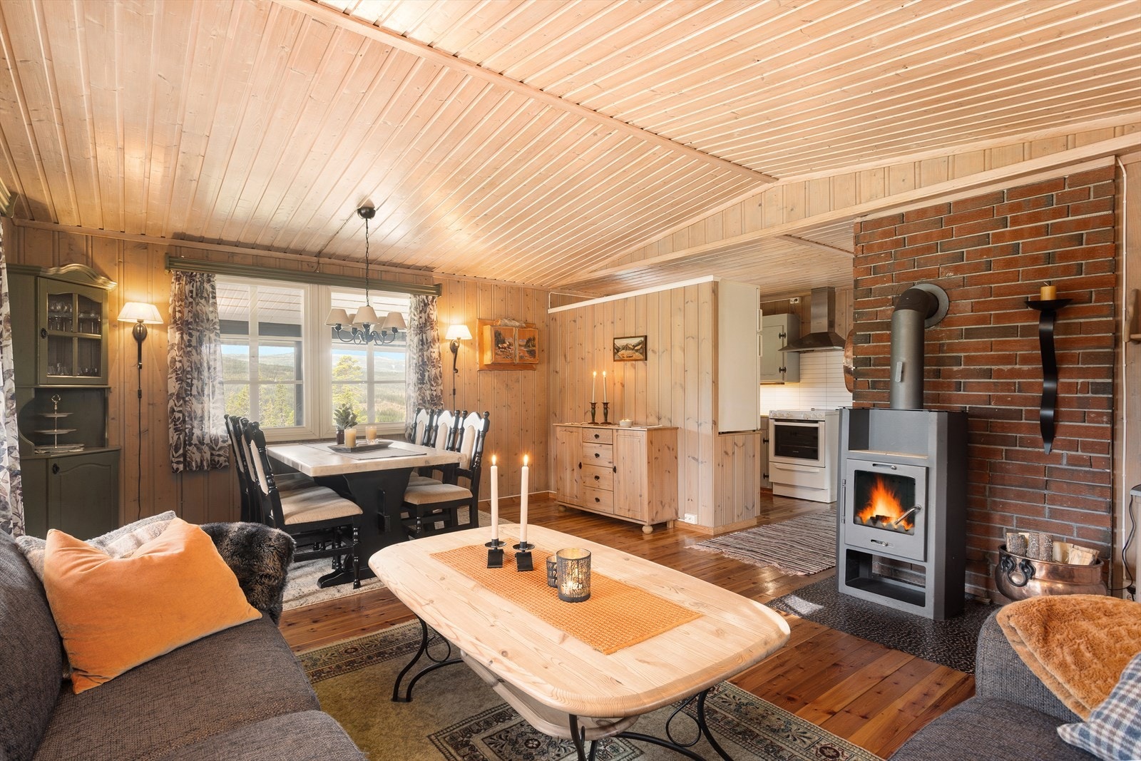 Peisen bidrar til varme og kos på kjølige dager. Galleribilde