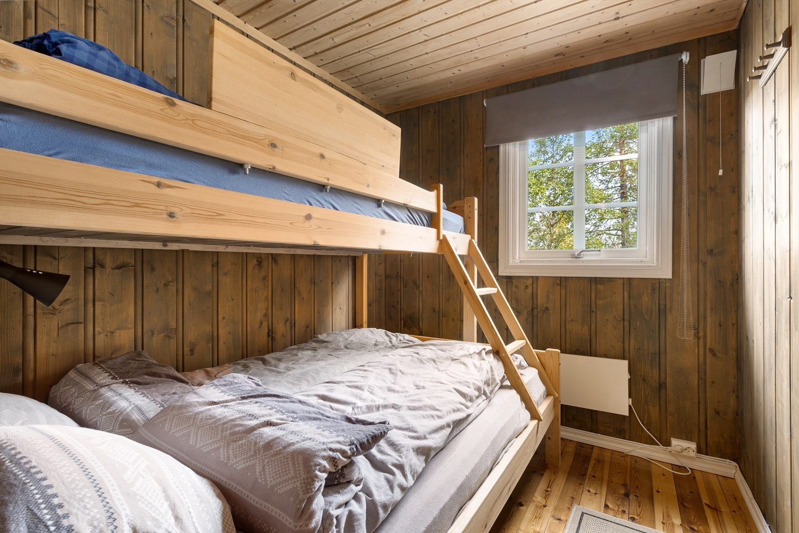 Soverom 2 - Ett rom har dobbeltseng og god plass til oppbevaring, mens to rom er innredet med familiekøye. Galleribilde