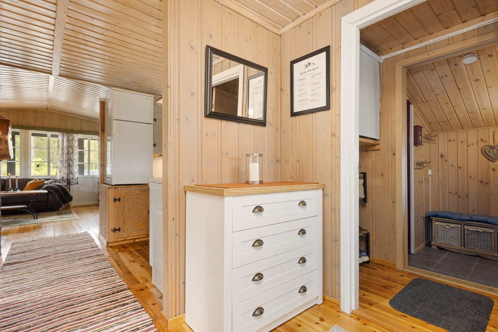 Mellomgangen er åpen og gir en god flyt mellom rommene. Galleribilde