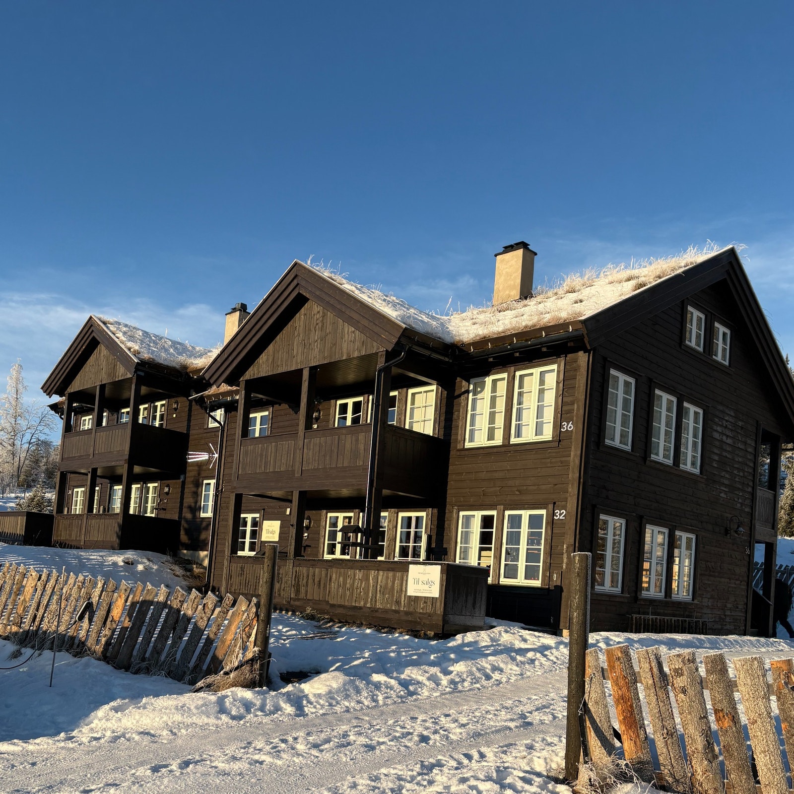 Velkommen til Brattstølheisen 32 i idylliske og allsidige Tisleidalen som er et vakkert område i Valdres med nærhet til Golsfjellet. Leiligheten er i enden på bygget og på bakkeplan Galleribilde