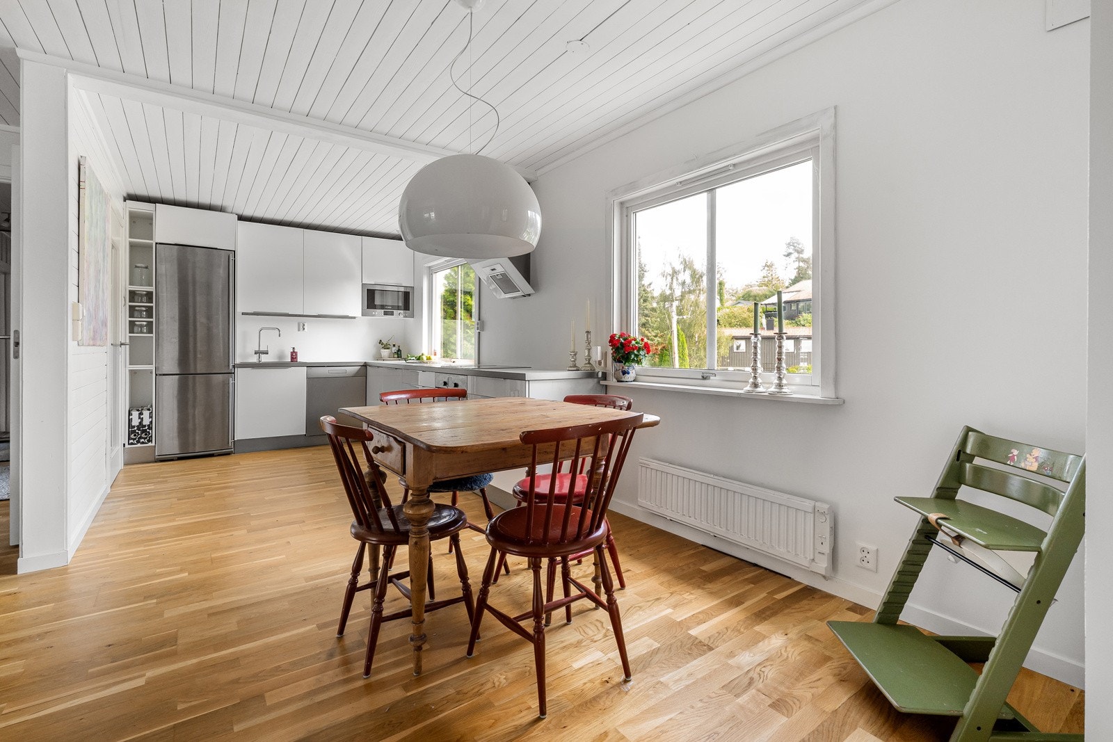 God plass til spisebord mellom stuen og kjøkkenet Galleribilde