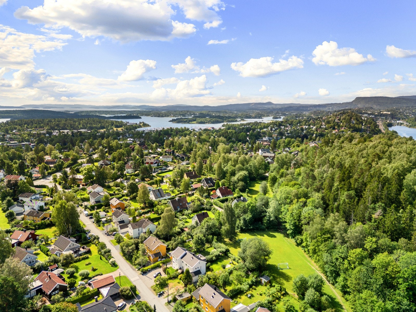 Eiendommen har en attraktiv beliggenhet i et rolig, etablert og barnevennlig boligområde på Blommenholm. Galleribilde