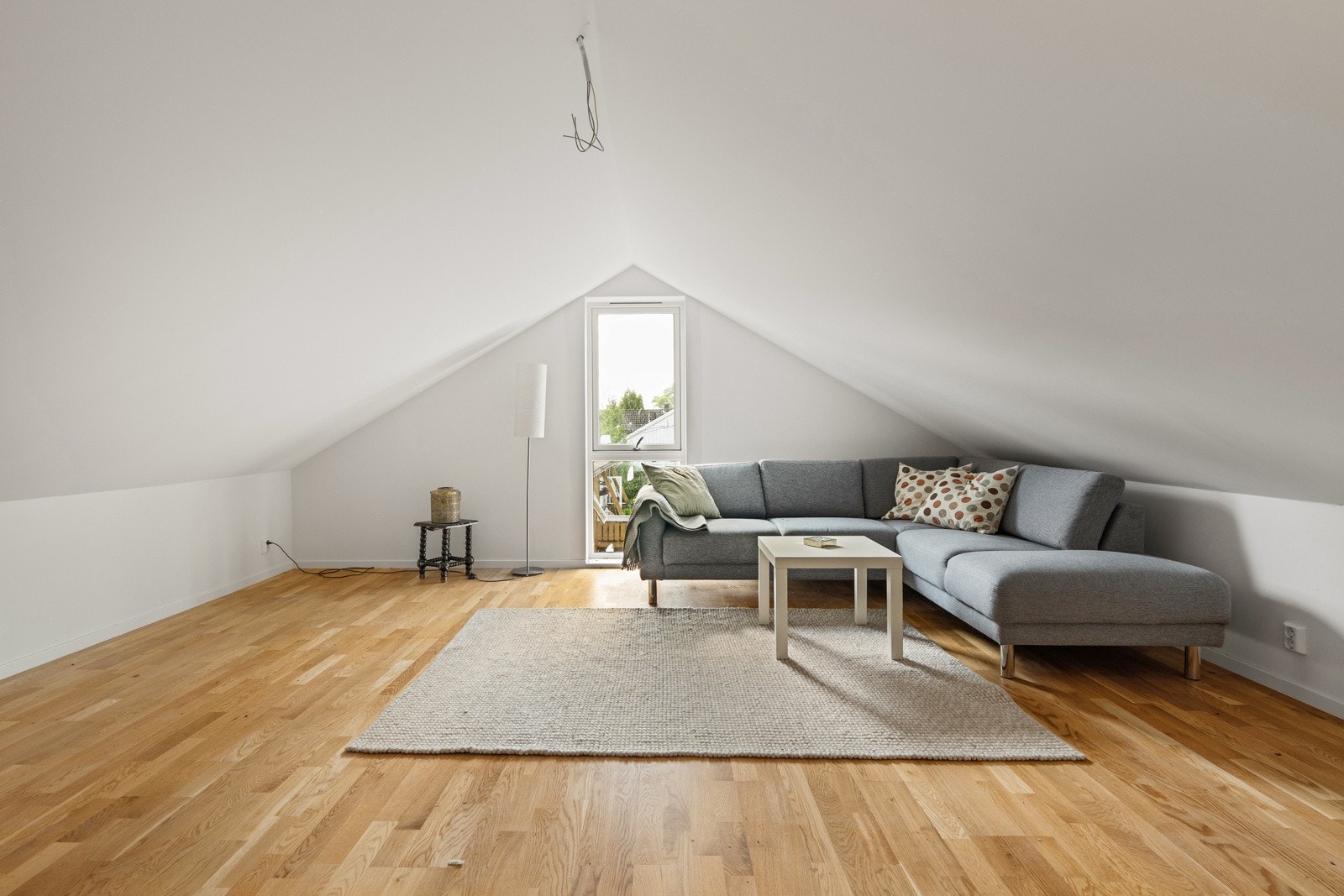 Romslig loftstue med gode innredningsmuligheter Galleribilde