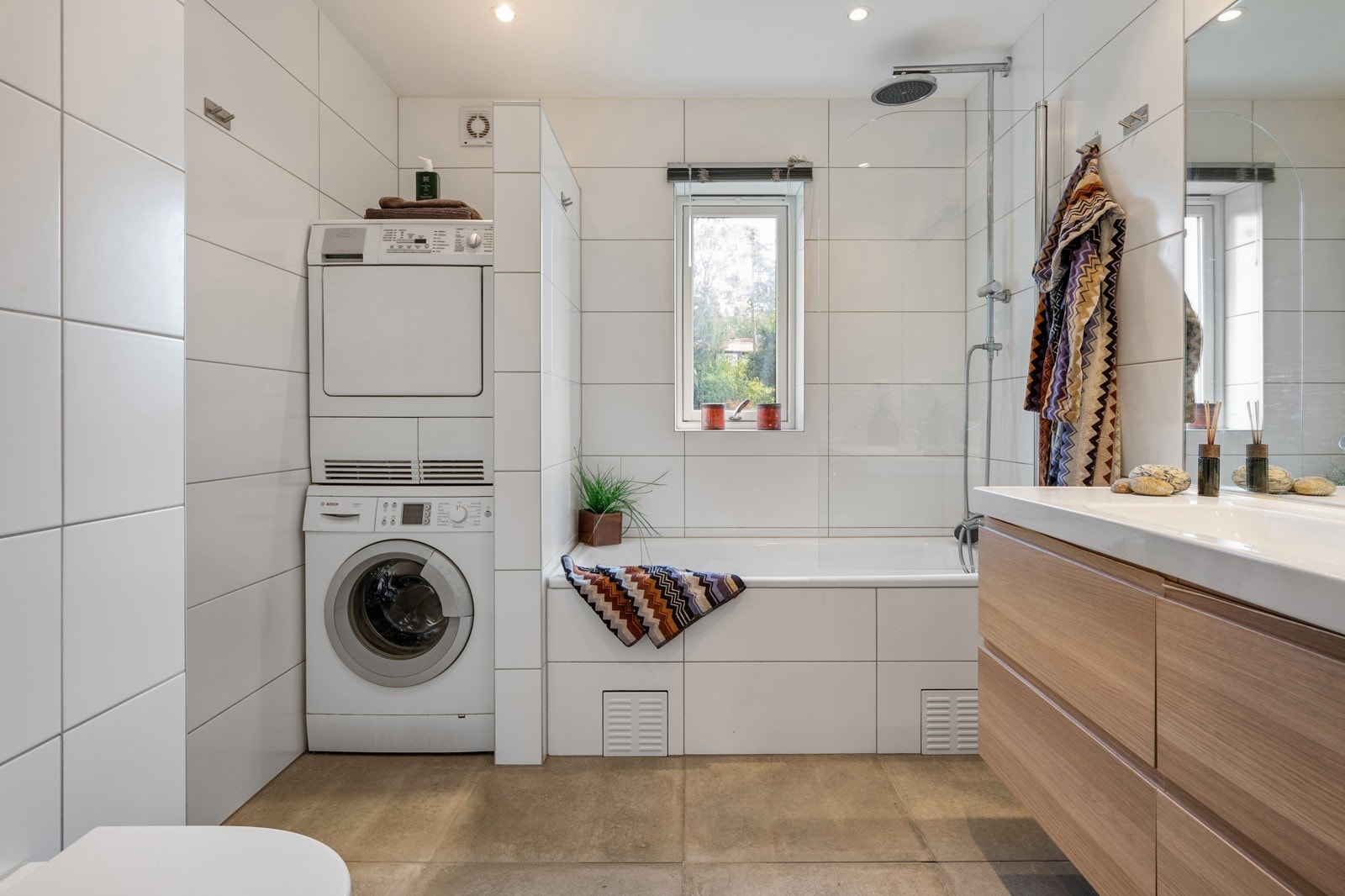 Opplegg til vaskemaskin og tørketrommel på badet Galleribilde