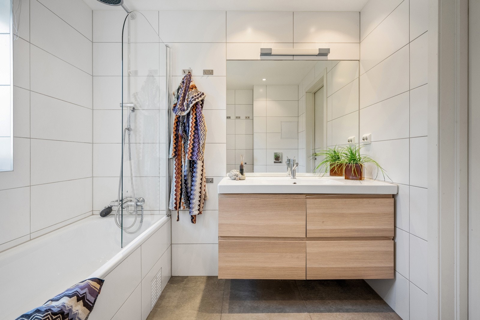 Pent flislagt bad i hovedetasjen Galleribilde