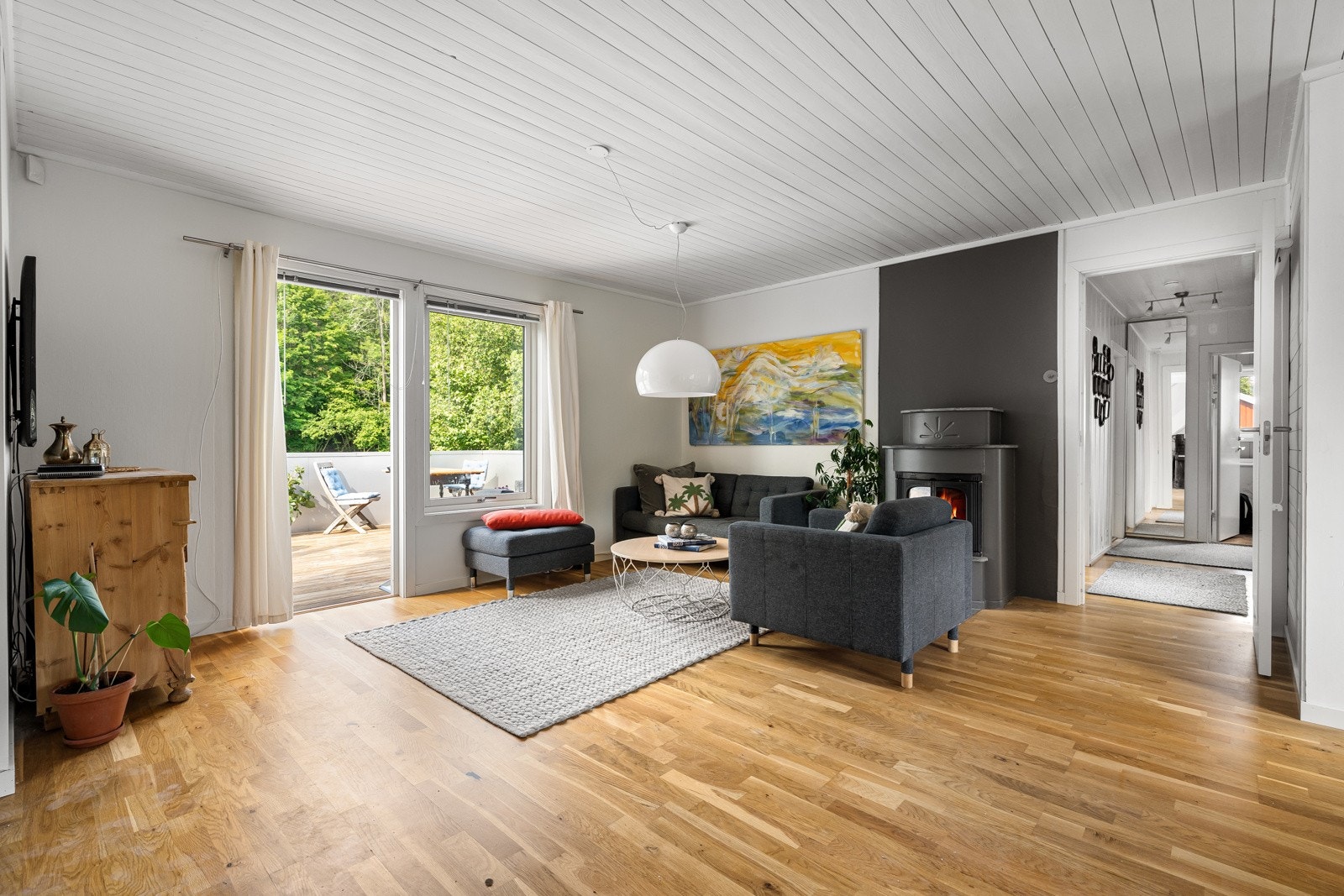 Lys og romslig stue med plass til sofagruppe, stuebord, TV-benk m.m. Galleribilde