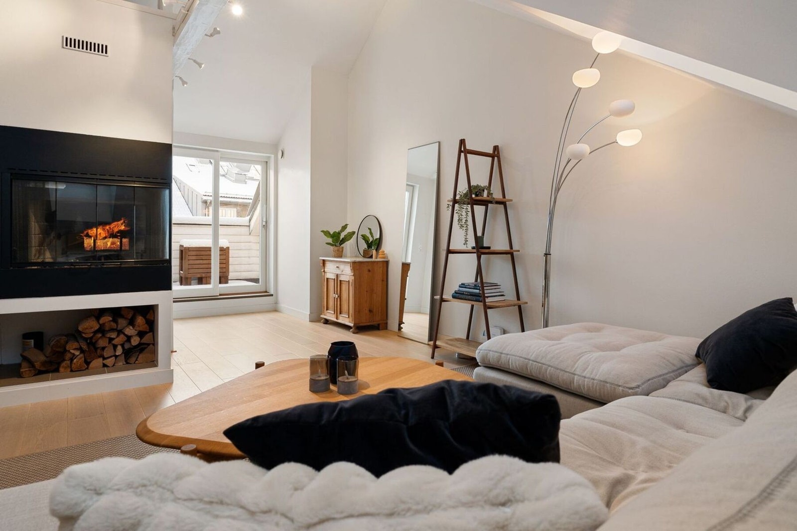 I tillegg er stuen utstyrt med en eksklusiv glasspeis og det er utgang til balkong fra stuen. Galleribilde