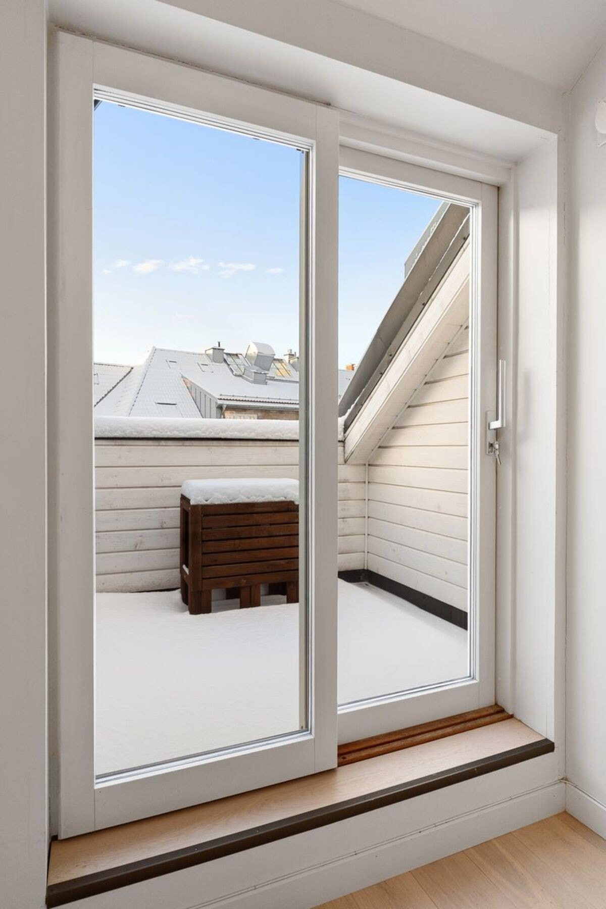 Solrik og sydvestvendt balkong på 4 kvm med varme i gulv. Galleribilde