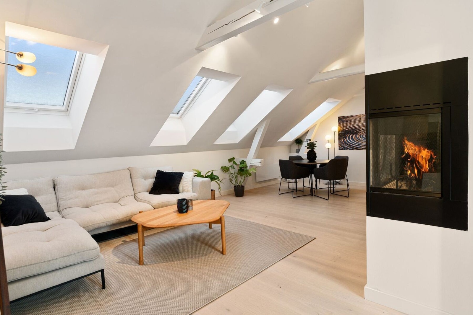 Romslig stue og spisestue i delvis åpen løsning med gode møbleringsmuligheter. Galleribilde