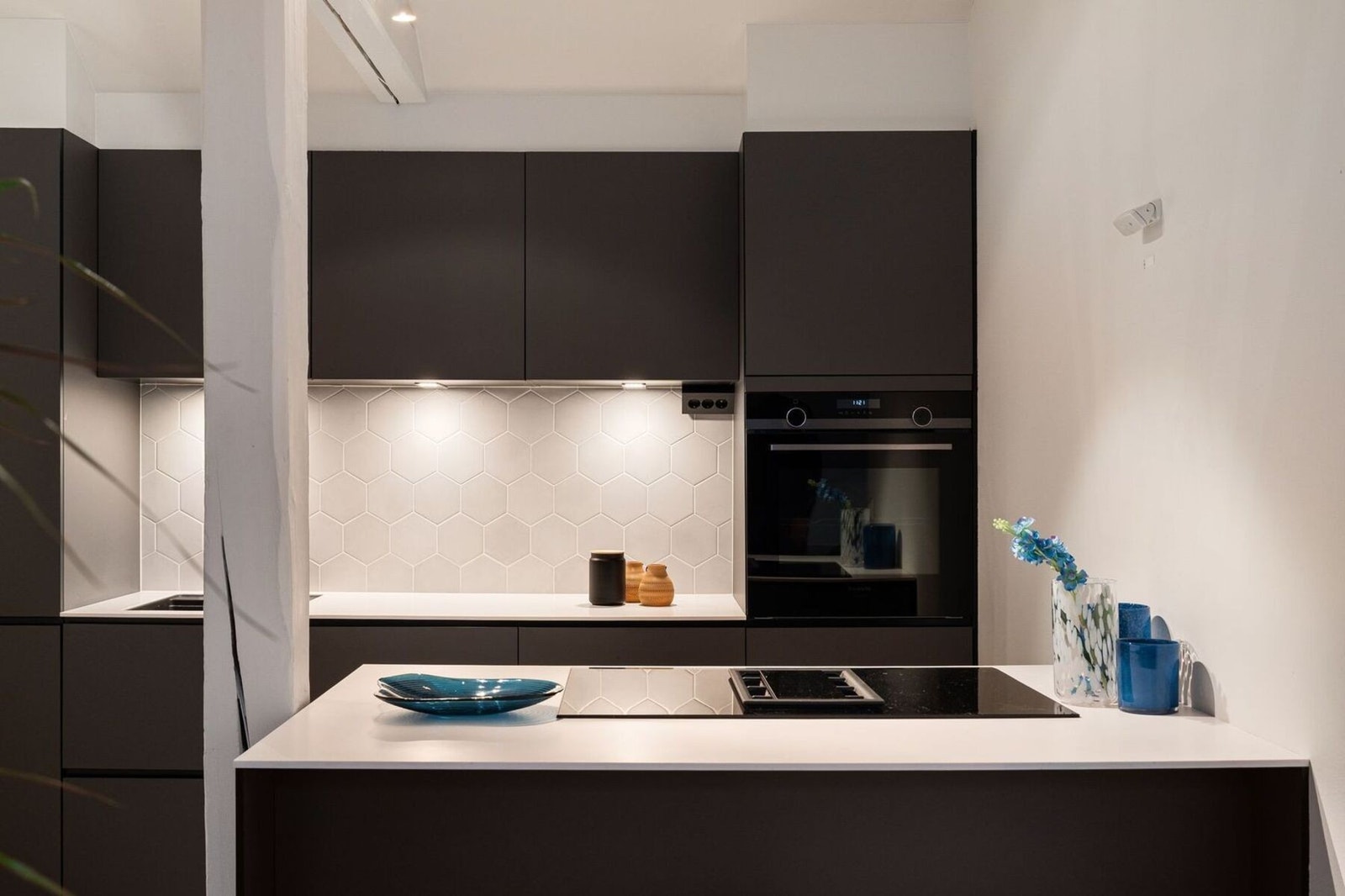 Praktisk kjøkken levert av Kvik med kjøkkenøy og hvitevarer fra 2019 med rikelig med skap- og benkeplass. Galleribilde