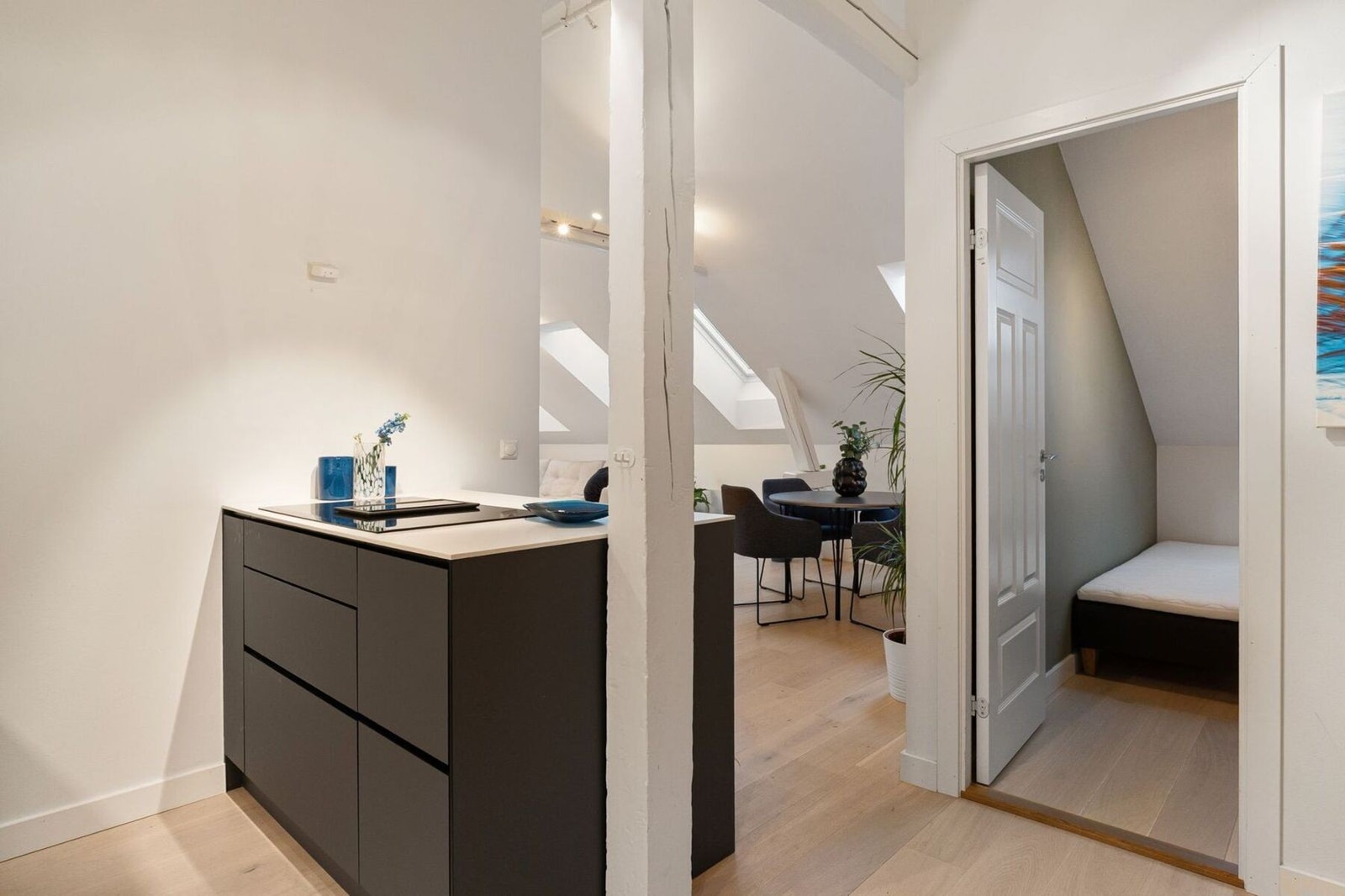 Kjøkkenet er utstyrt med integrerte hvitevarer som stekeovn, induksjonstopp, oppvaskmaskin og kjøleskap med fryser. Galleribilde