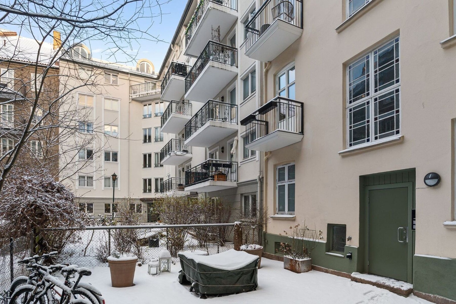 Bakgården er tilrettelagt med beplantning, busker, asfalterte flater og sykkelparkering, noe som gir et praktisk og trivelig uteområde for beboerne. Galleribilde