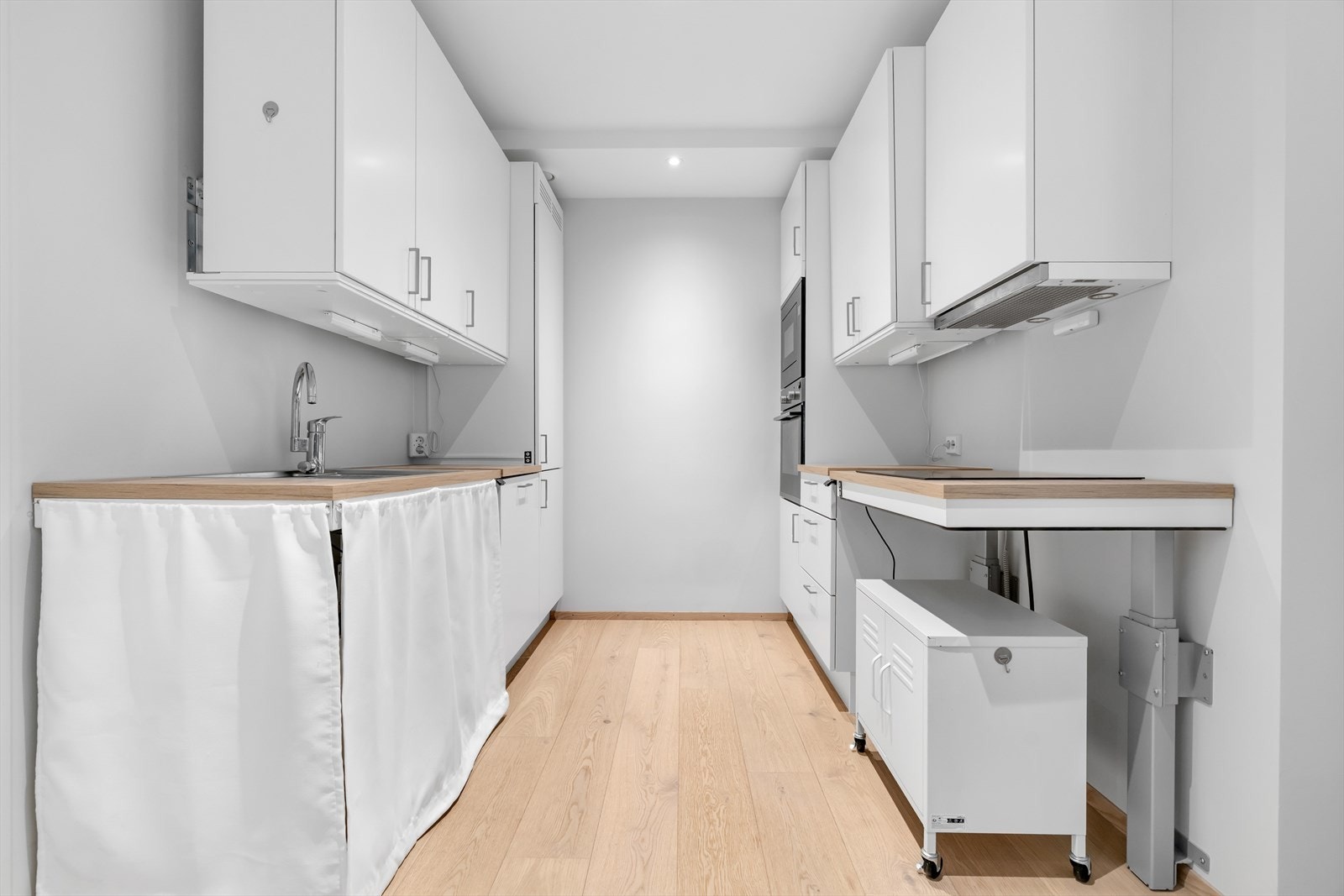 Praktisk kjøkken med god oppbevaringsplass. Galleribilde