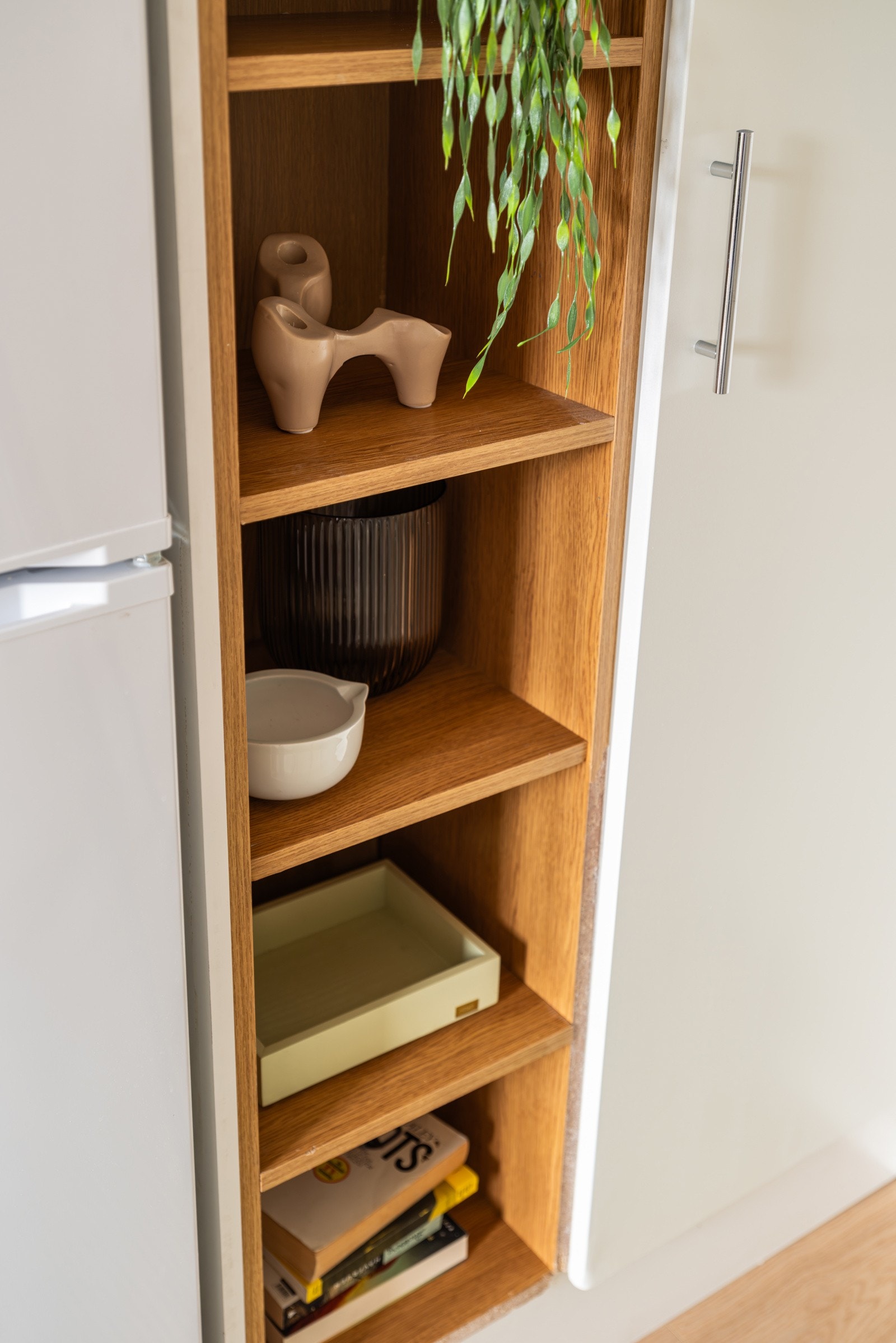 Når du entrer leiligheten har du plass til sko og yttertøy i garderobeskap, samt i åpne trehyller. Galleribilde