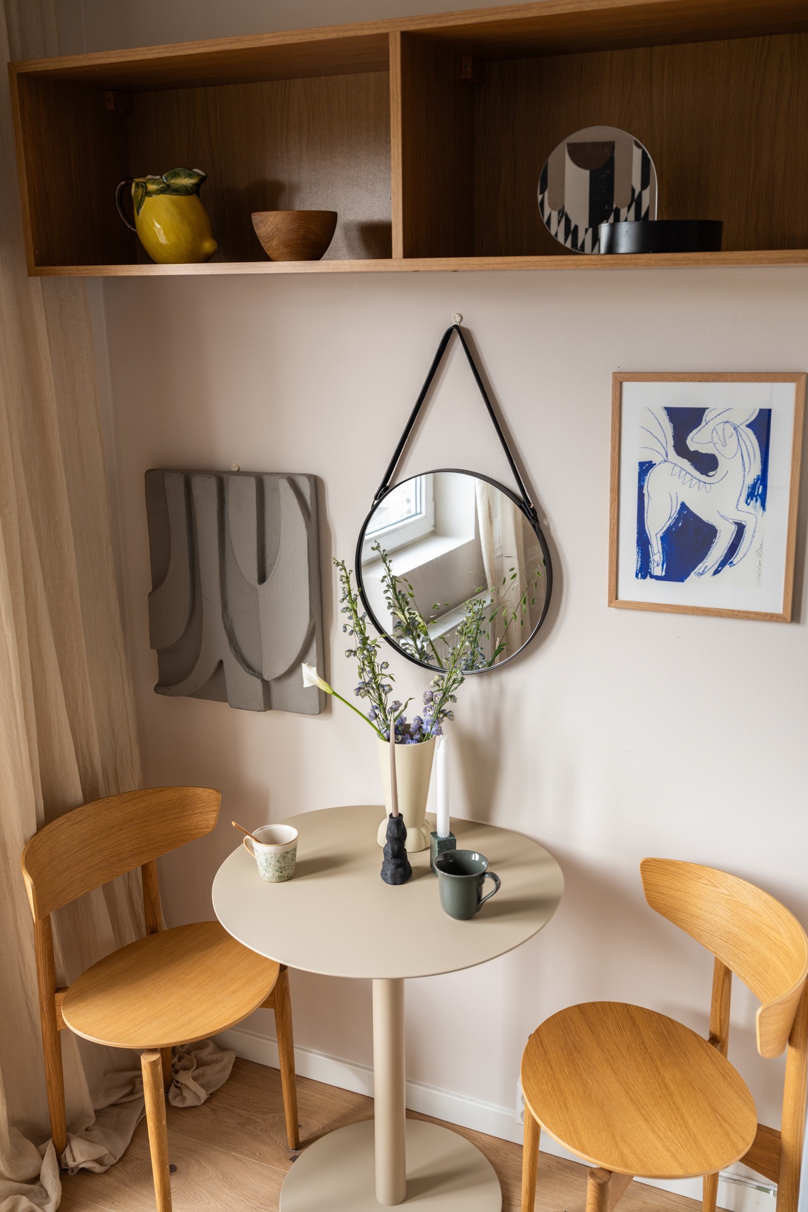 Leiligheten holdes god og lun på vinterstid med fjernvarme til radiator. Galleribilde