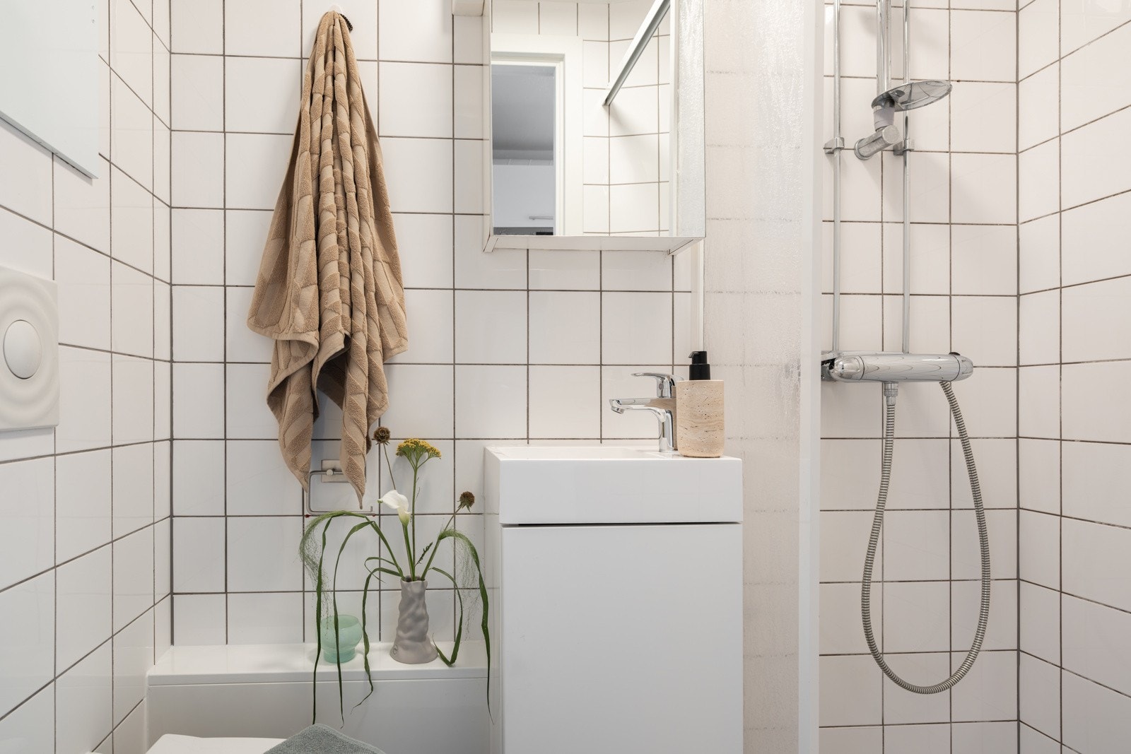 Leiligheten har et lyst flislagt baderom som ble pusset opp i 2008. Baderommet har tidløse fliser på gulv og vegger, elektriske varmekabler og mekanisk avtrekk. Galleribilde