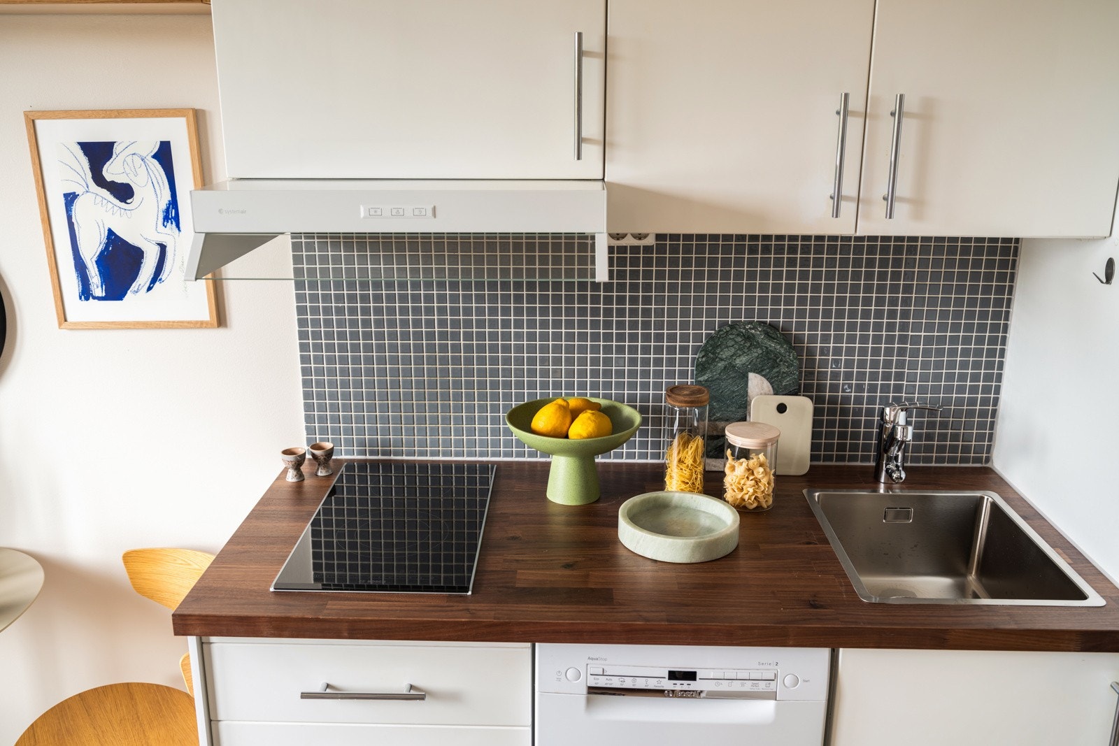 Både fint og praktisk med mosaikkfliser i benkeryggen. Galleribilde