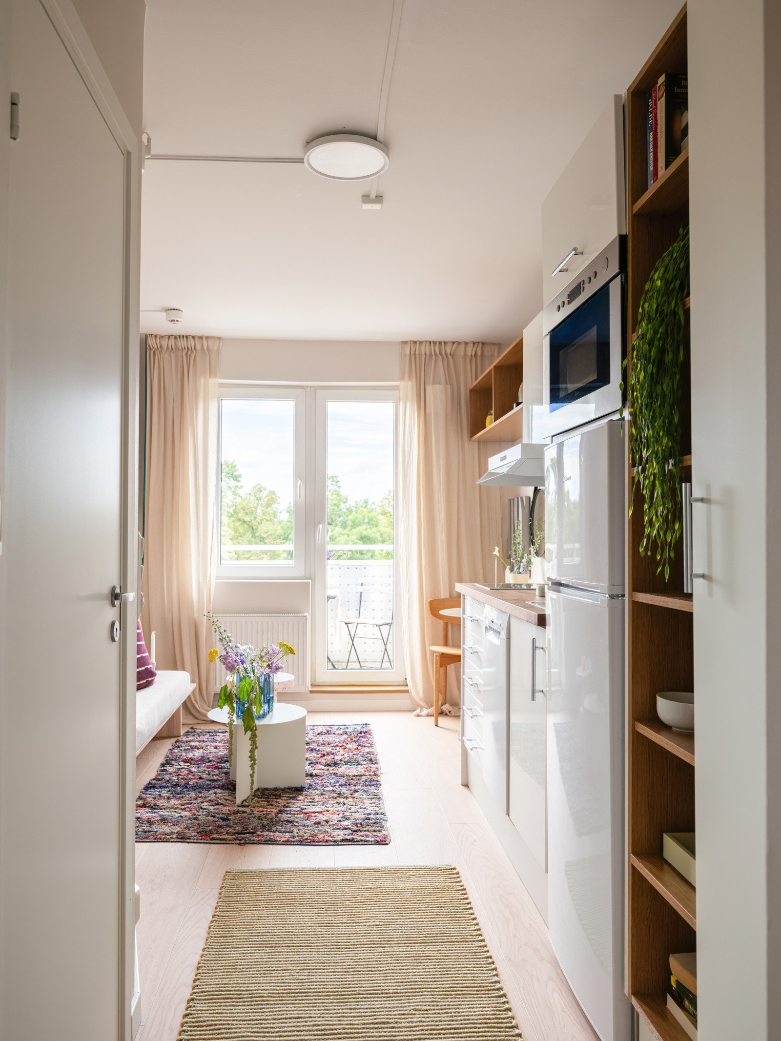 Du tar deg opp til leiligheten i byggets 9. etasje via felles trapperom med heis. Galleribilde