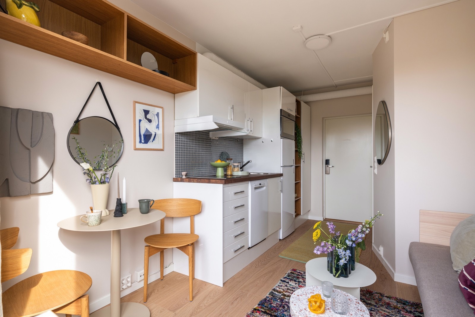 Leiligheten har et lyst og fint oppholdsrom med åpen kjøkkenløsning. Galleribilde