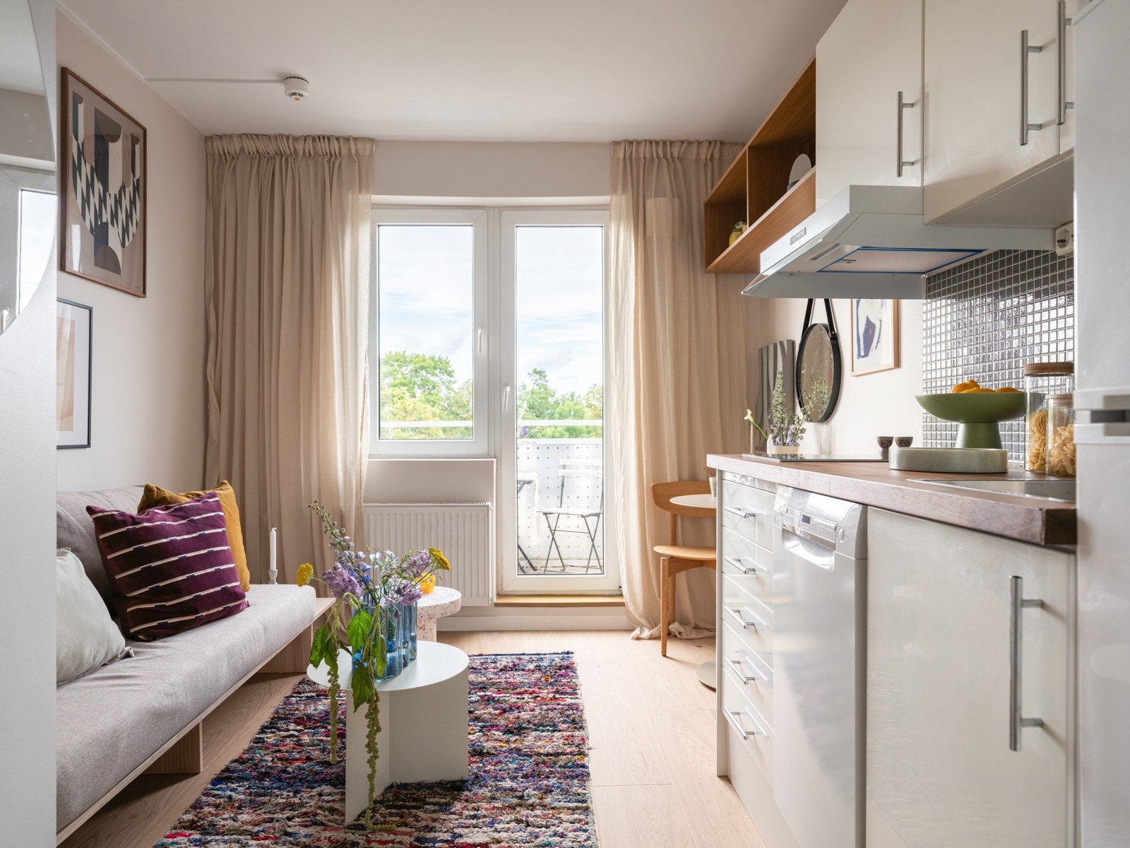 Bo høyt, fritt og solrikt i en fin 1-roms leilighet med vestvendt balkong i 9.etasje med heis! Galleribilde