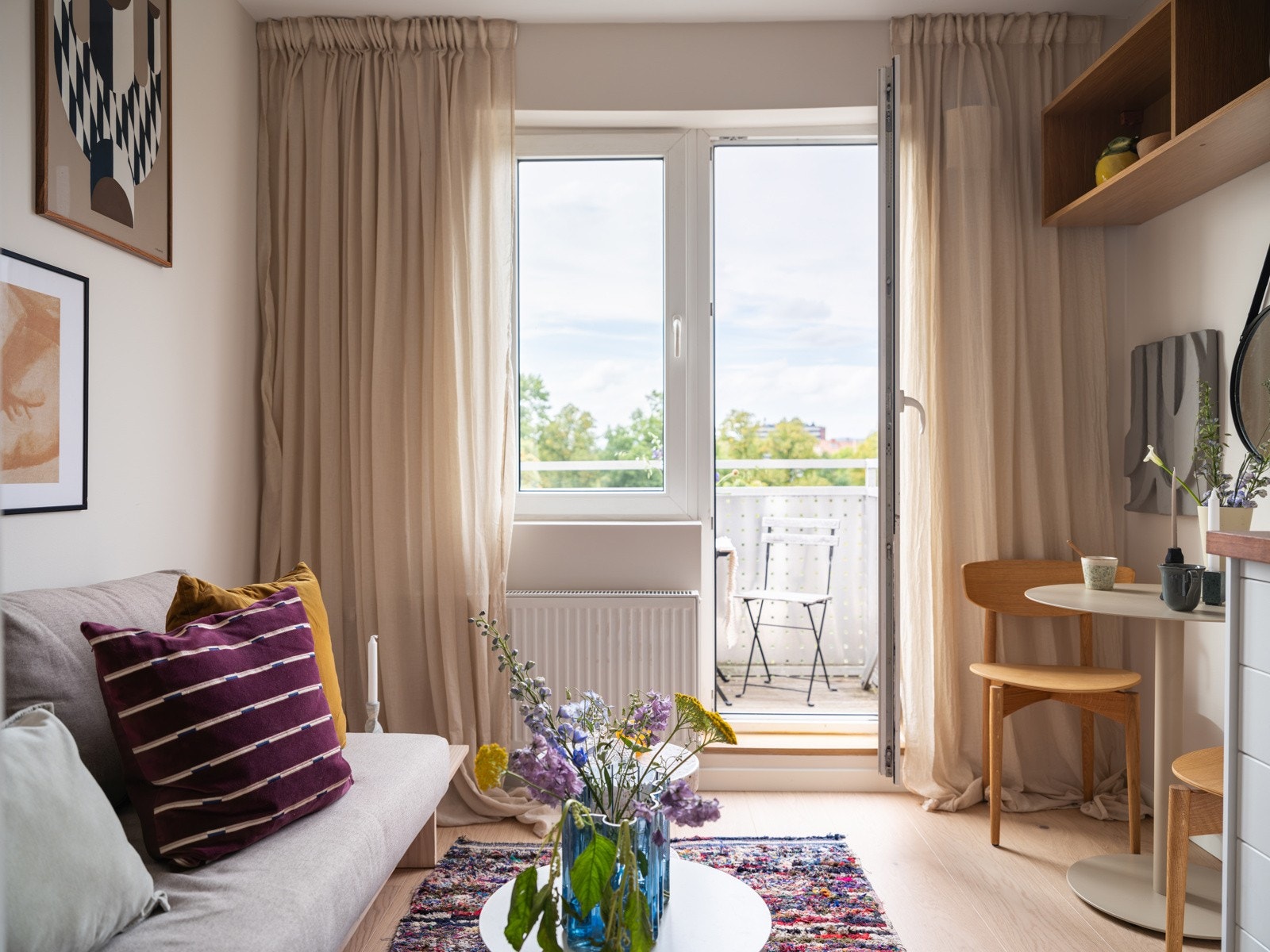 Beliggenheten i byggets 9. etasje med stor vindusflate sørger for rikelig med naturlig lys. Her bor du høyt, fritt og usjenert uten innsyn og med fantastisk flott utsikt! Galleribilde