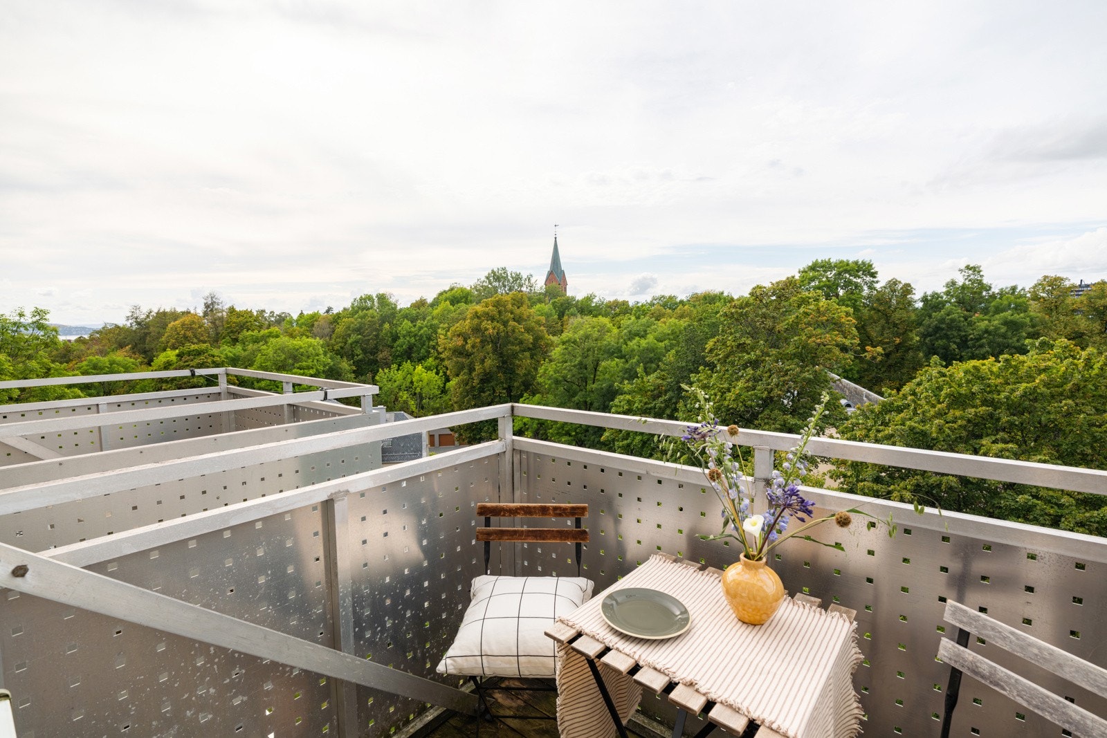 Beliggenheten i høyden og mot vest sørger for gode solforhold på ettermiddag og kveld. Her sitter du høyt, fritt og solrikt med nydelig utsikt! Galleribilde