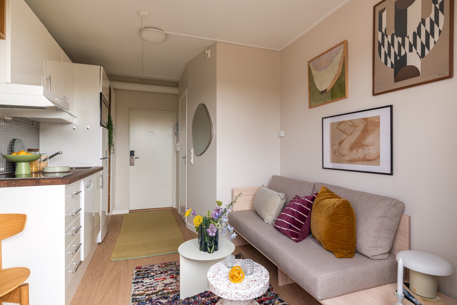 God og moderne standard med pen enstavs laminat på gulv og glatte overflater malt i en lys innbydende farge. Galleribilde