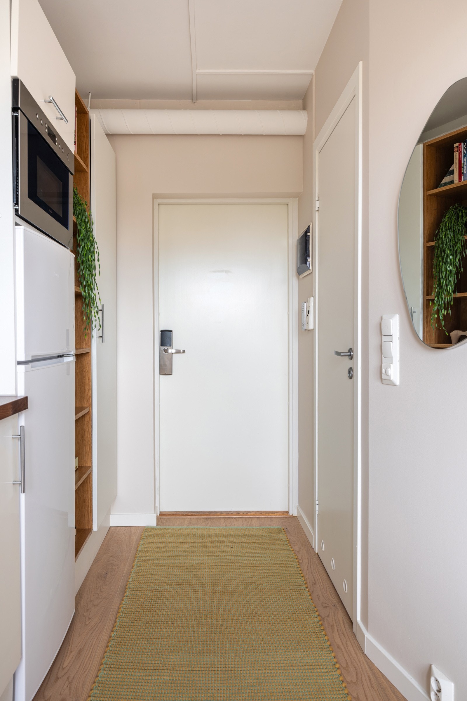 Porttelefon og sikringsskap med automatsikringer montert på vegg. Galleribilde