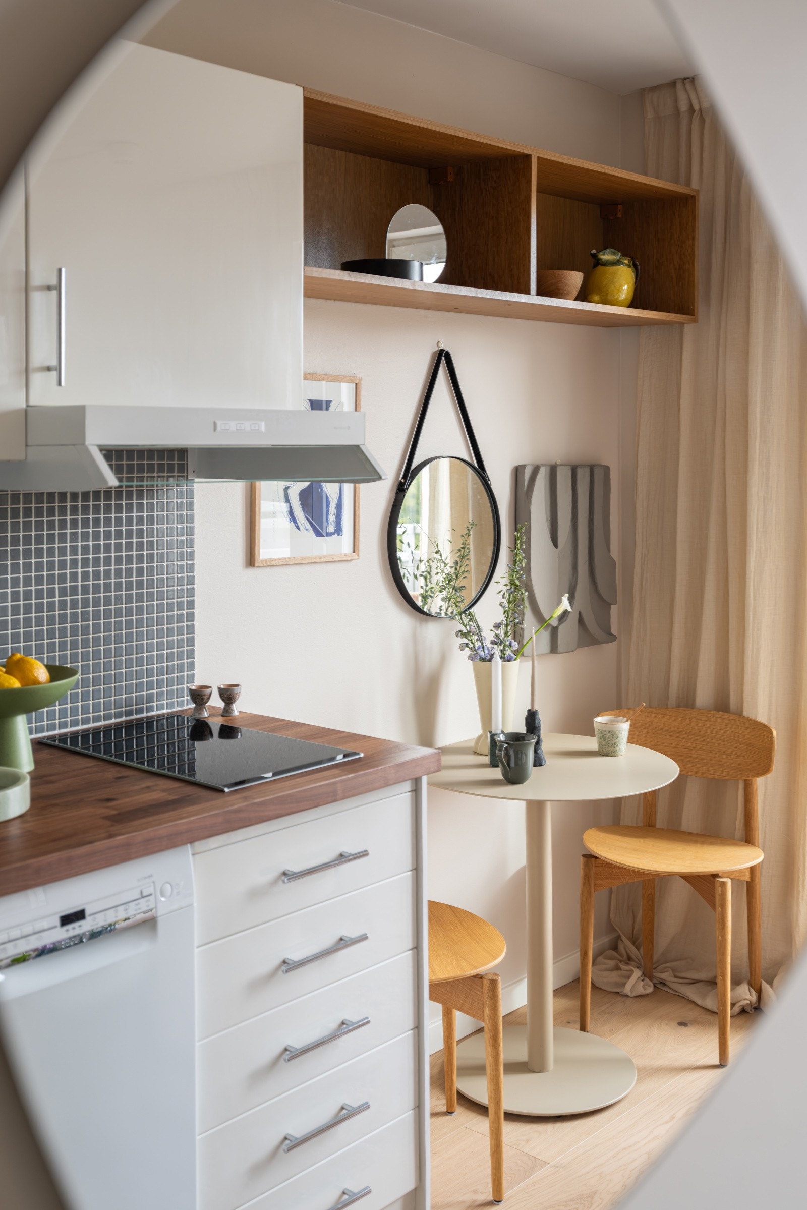 Kjøkkenet er utstyrt med medfølgende hvitevarer som nedfelt platetopp, integrert stekeovn, oppvaskmaskin, samt kjøleskap med frysedel. Alle hvitevarer medfølger. Det er avtrekk via sentralt avtrekksanlegg i bygget. Galleribilde