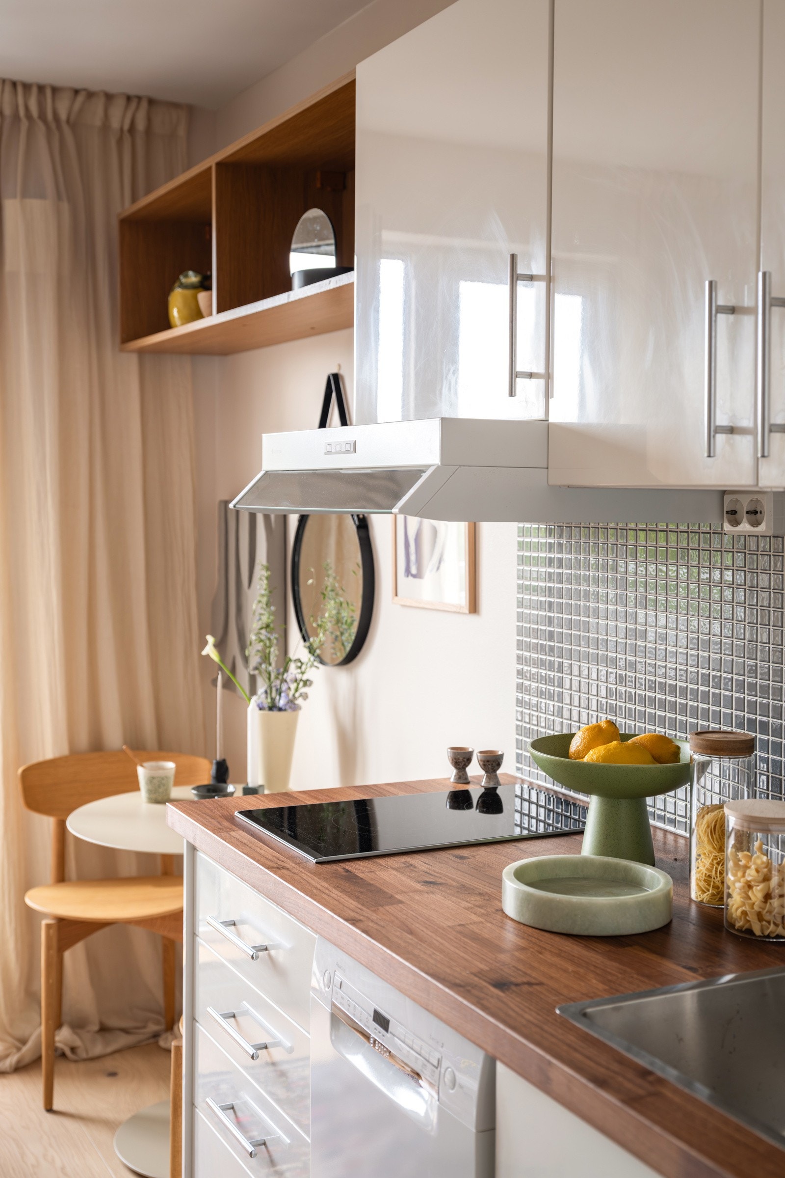 Det er også vegghengte trehyller som gir et pent uttrykk. Galleribilde