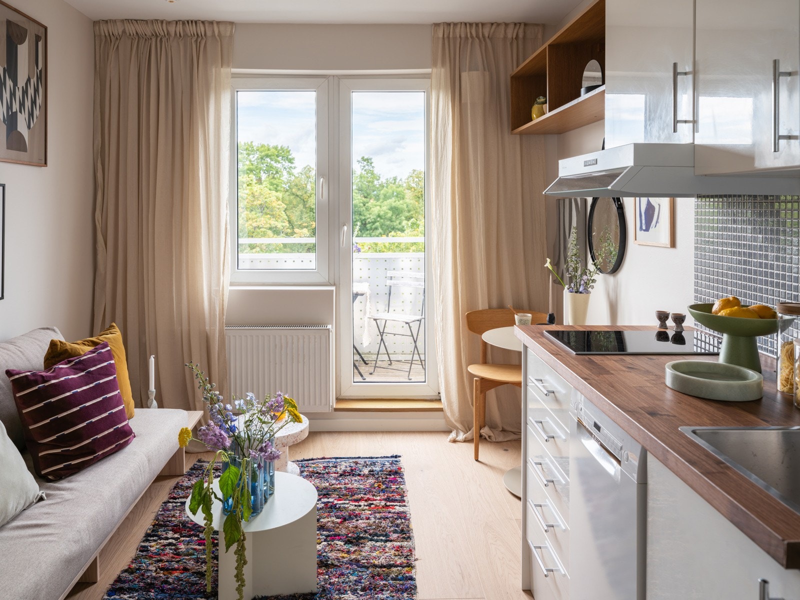 Balkongdøren og vinduet var nye i 2008, og det er bred vinduskarm for planter og dekor. Galleribilde