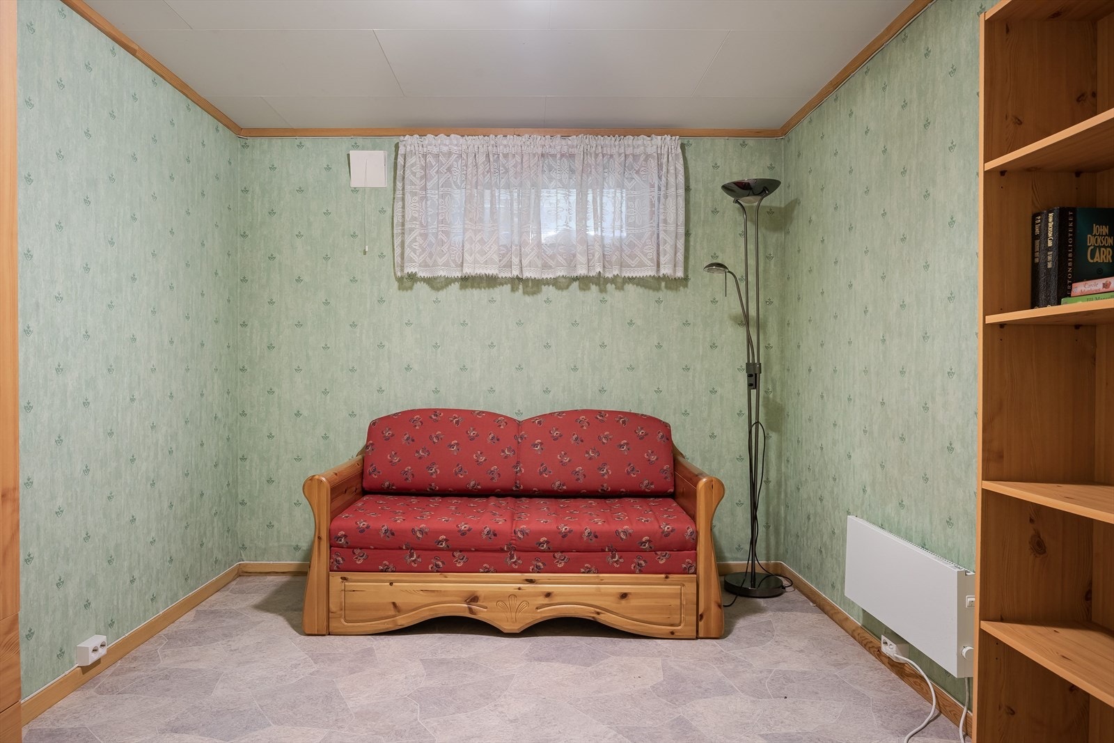 Rom innredet som oppholdsrom/soverom. Det gjøres oppmerksom på at rommet ikke er godkjent for varig opphold. Galleribilde