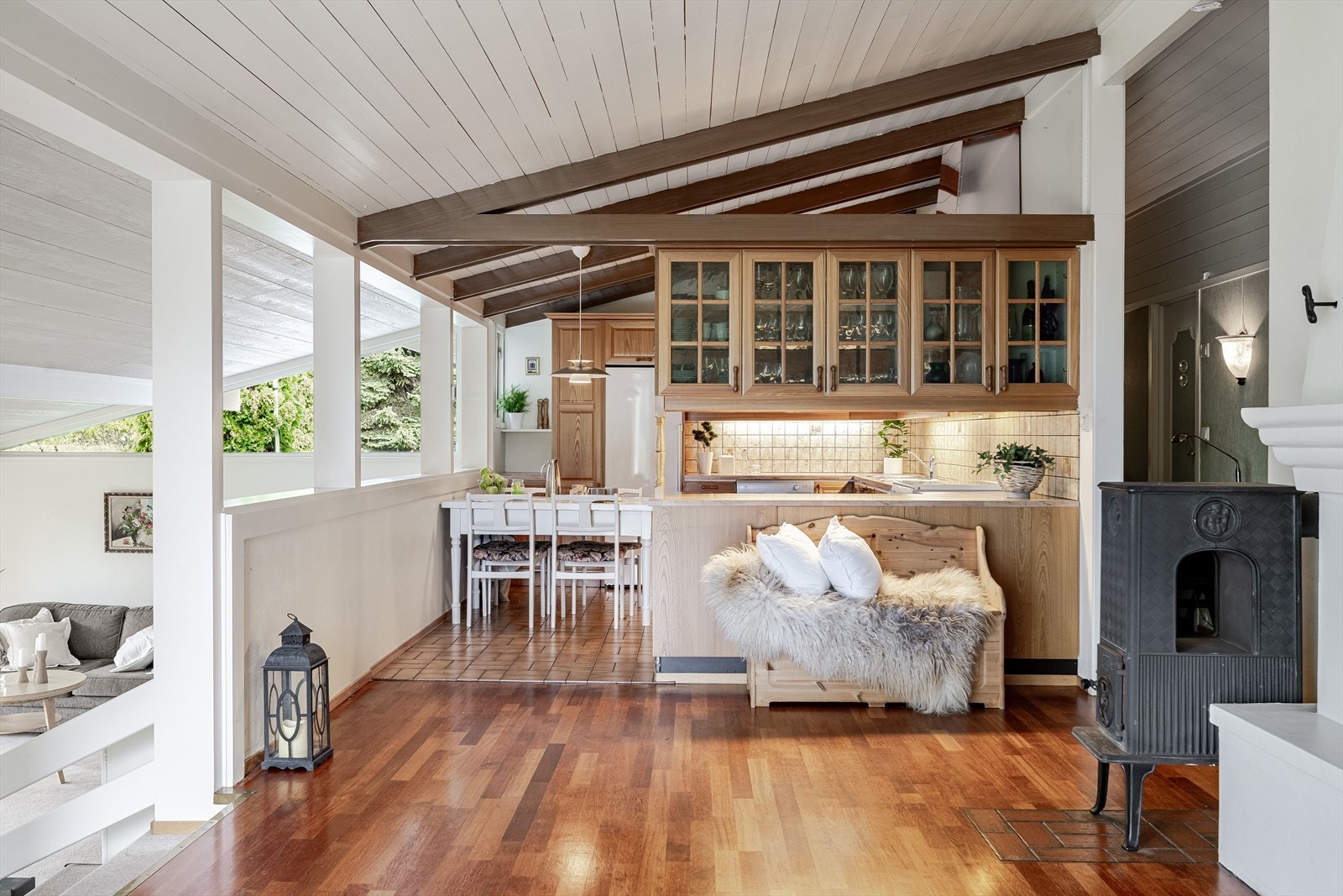 Dette er en innholdsrik familiebolig med en gjennomtenkt og spennende planløsning, preget av åpne soner, flott lysinnslipp og god takhøyde. Galleribilde