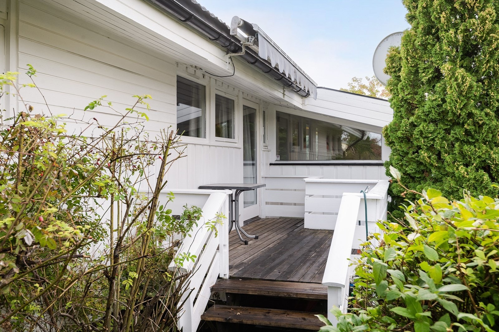 Fra det ene soverommet er det utgang til en koselig terrasse mot vest. Terrassen har terrassebord på gulv og trapp ned til hagen. Det er også montert markise. Galleribilde