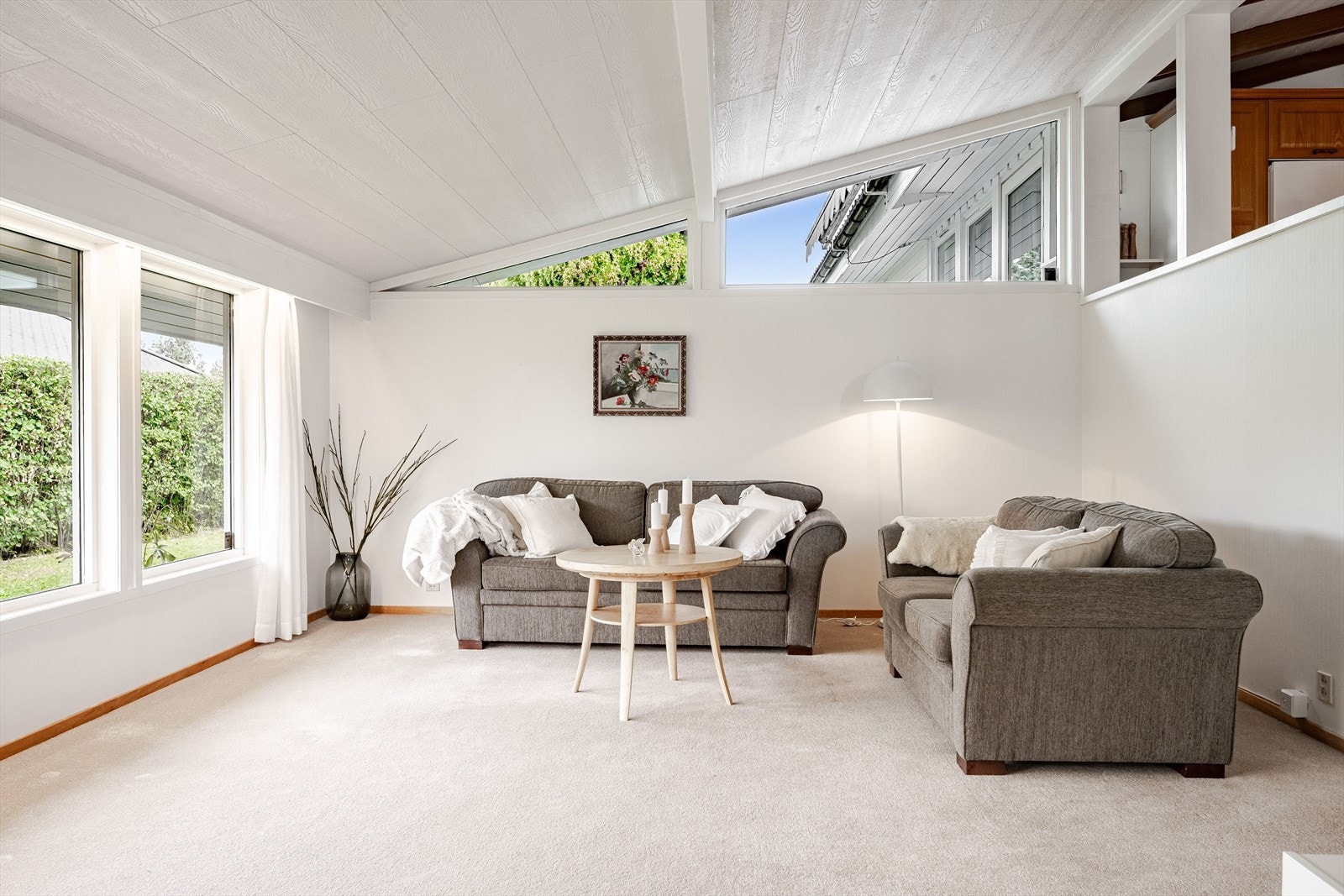 Den tilbygde stuen som er nedsenket, har flere store vindusflater og god takhøyde som gir en luftig romfølelse. Galleribilde