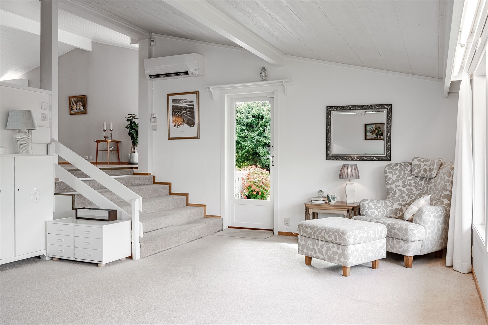 Det er montert luft-til-luft varmepumpe som sørger for en god og jevn varme på vinterstid. Det er opplyst om service av varmepumpen i 2024. Galleribilde