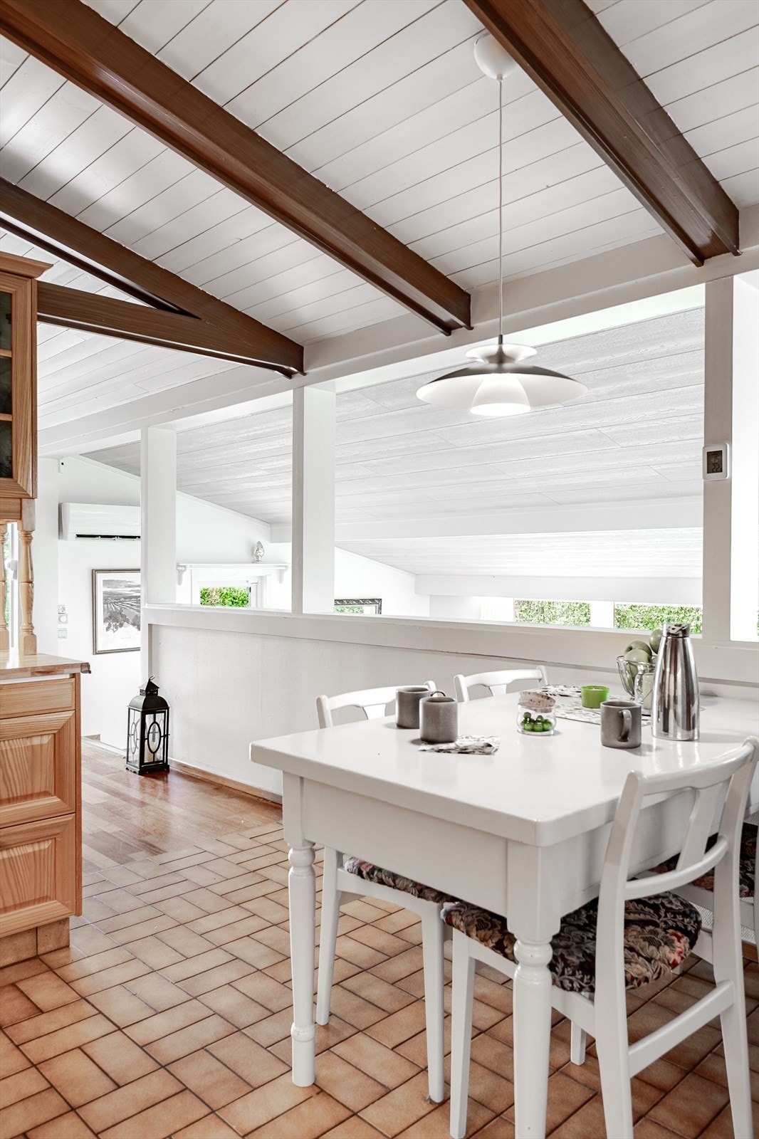 I tilknytning til kjøkkenet er det plass til et spisebord som blir et naturlig samlingspunkt i hverdagen. Galleribilde