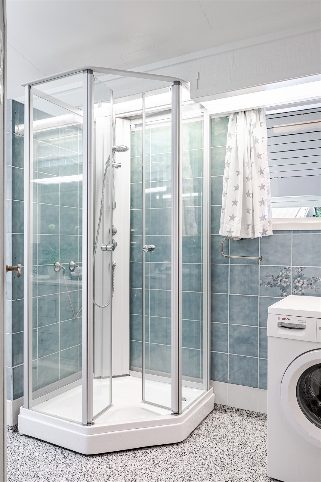 Baderommet er også utstyrt med badekar, dusjkabinett og opplegg for vaskemaskin. Galleribilde