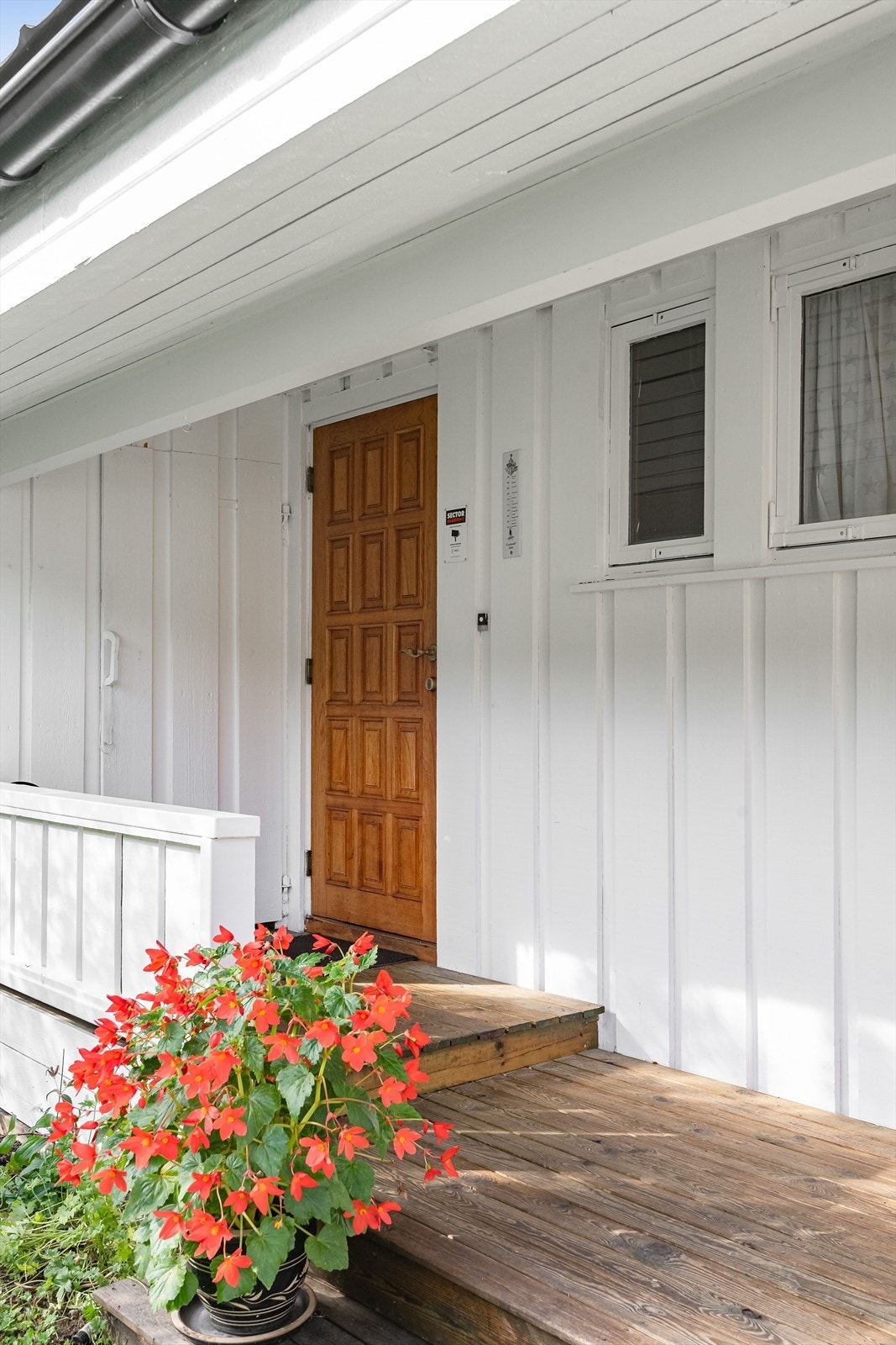 Ved inngangspartiet er det adkomst til en utvendig bod med ytterligere lagringsmuligheter. Boligen har en original og solid ytterdør av Teak med klassisk og tidløs design. Galleribilde