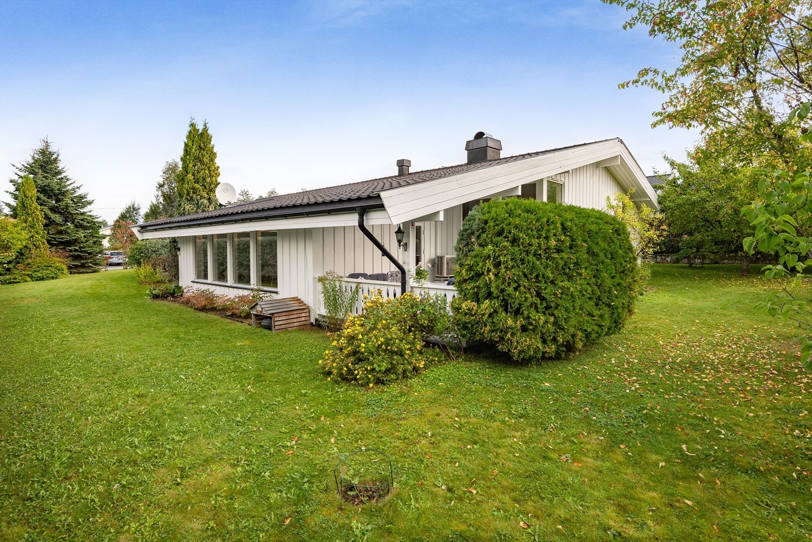 En stor, hyggelig og frodig eiendom med skjermet hage og sentral beliggenhet - her får du en perfekt kombinasjon av privatliv og nærhet til alt du trenger! Galleribilde