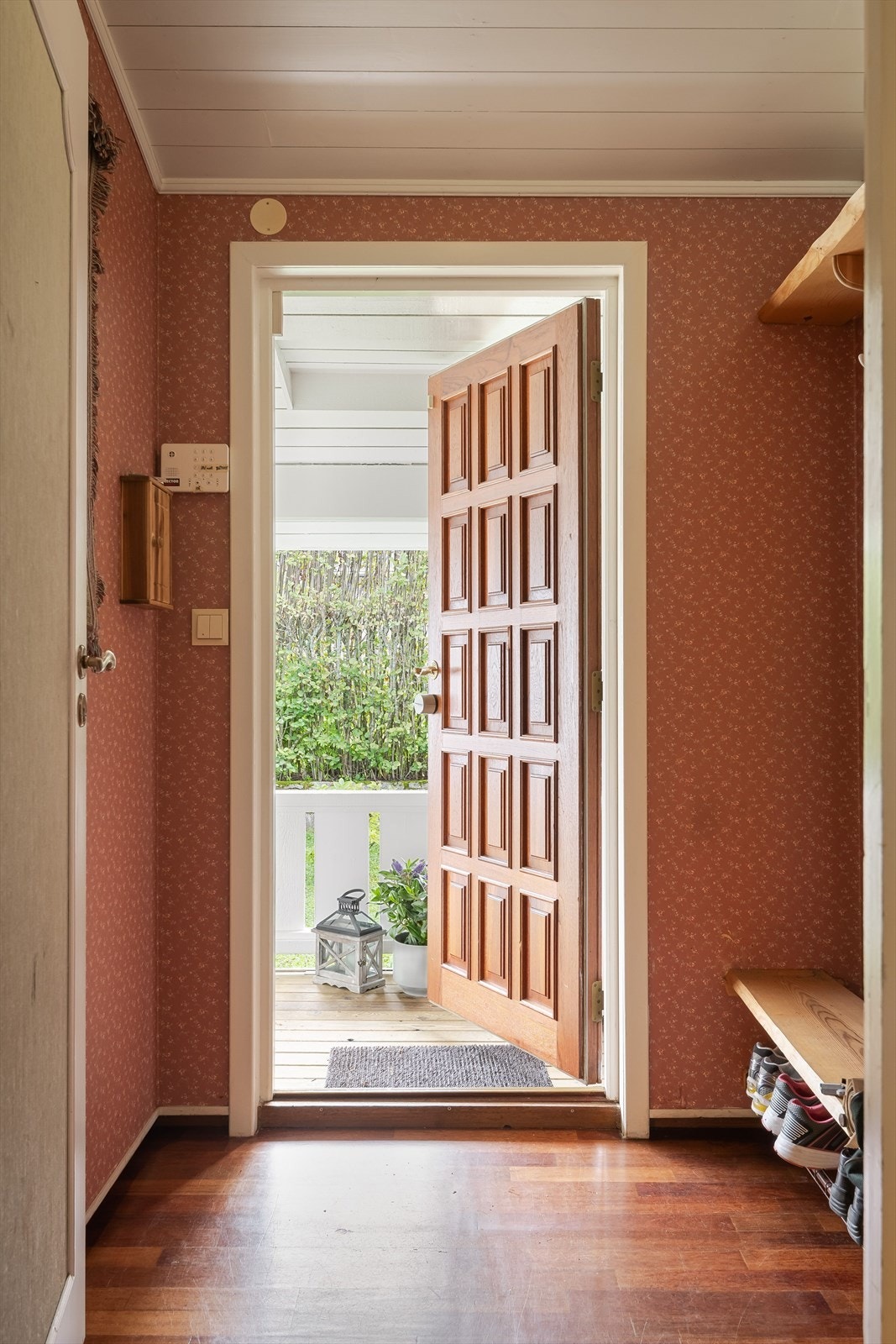 Du ønskes velkommen inn i en praktisk entré med plass til sko og oppheng av yttertøy. Galleribilde