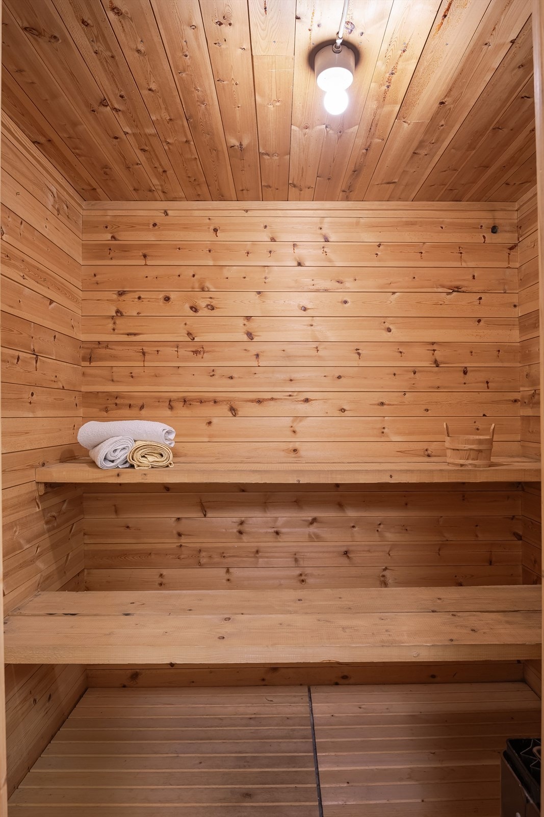 Fra baderommet er det adkomst til en badstue med plassbygde sittebenker og badstueovn. Galleribilde